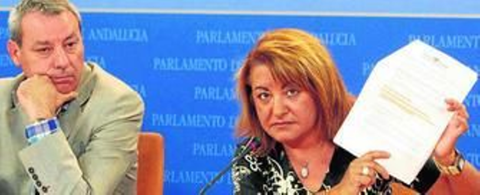 Antonia Moro muestra un acta de la comisión ayer junto a Francisco Álvarez de la Chica, portavoz del Grupo Socialista en el Parlamento.