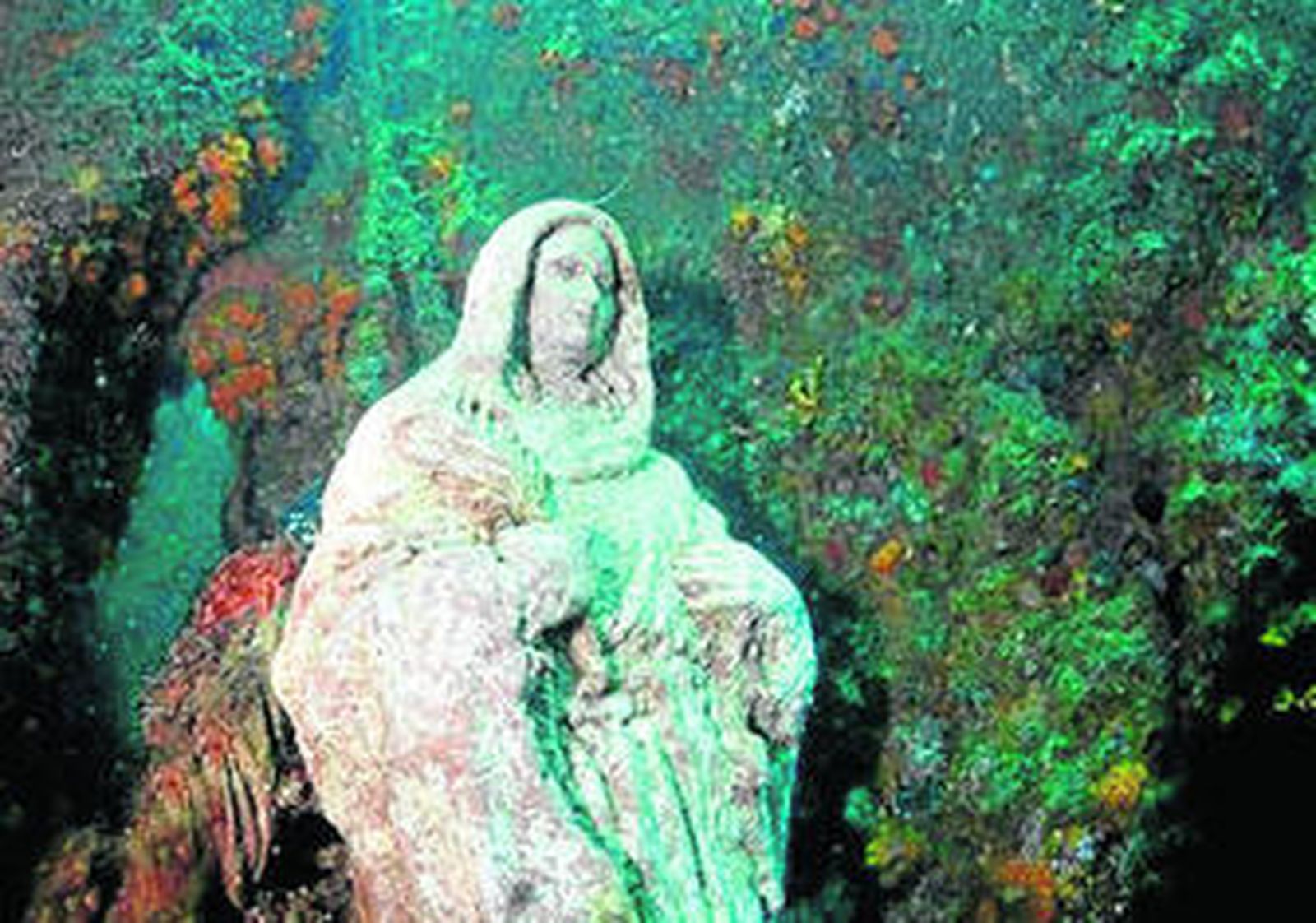 La fotografía tomada en el fondo del mar de la imagen de la Virgen este fin de semana.