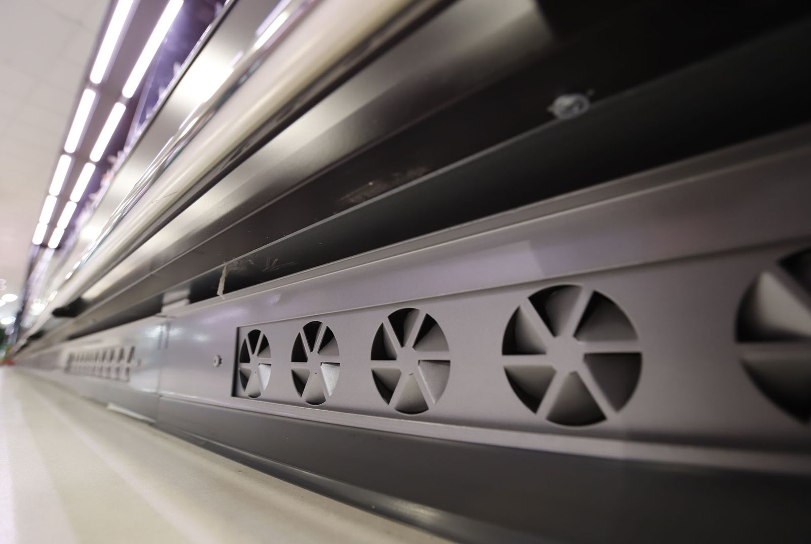 Imágenes de las mejoras del Mercadona de La Palma del Condado para el ahorro energético