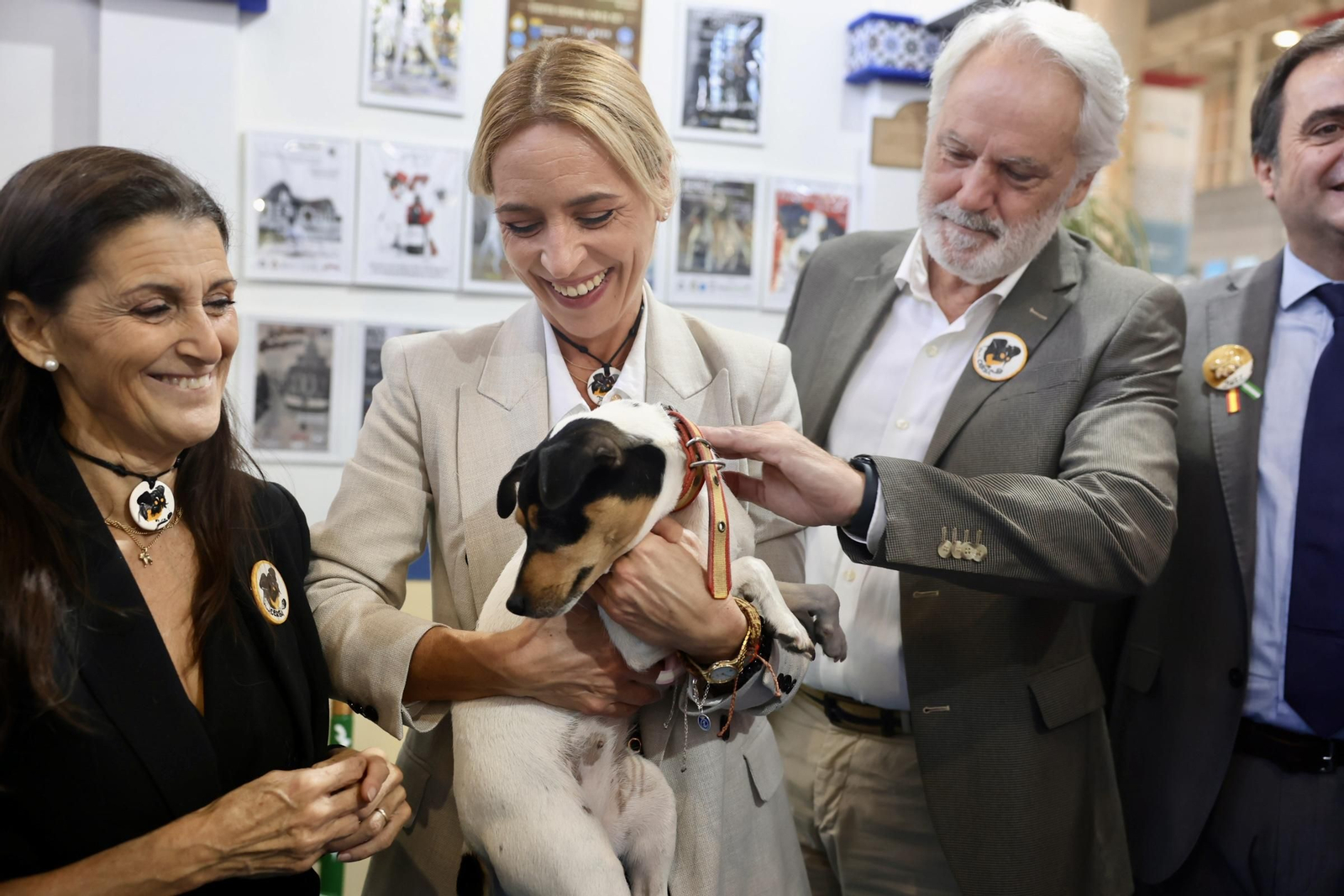 Almudena Martínez, con un ratonero bodeguero en Ifeca.