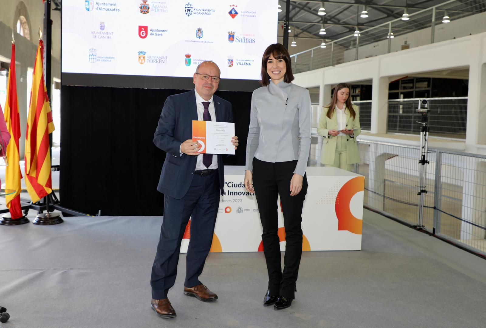 El concejal Francisco Herrera recogió la distinción de manos de la ministra Diana Morat.