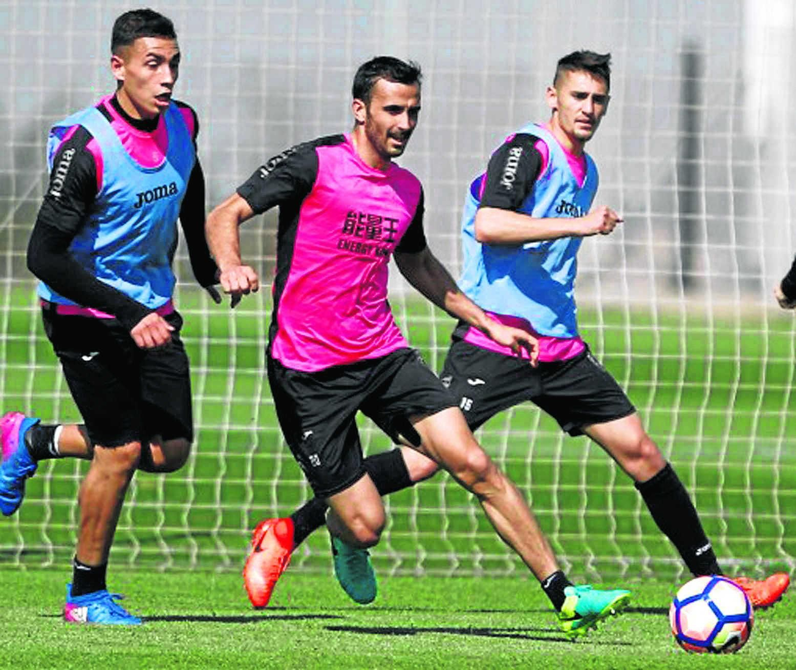 El central francés Saunier pugna por el balón perseguido por el israelí Atzili y el argentino Ponce.