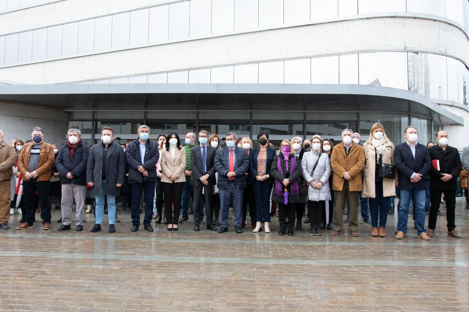 Minuto de silencio guardado frente a la sede de la Diputación de Granada