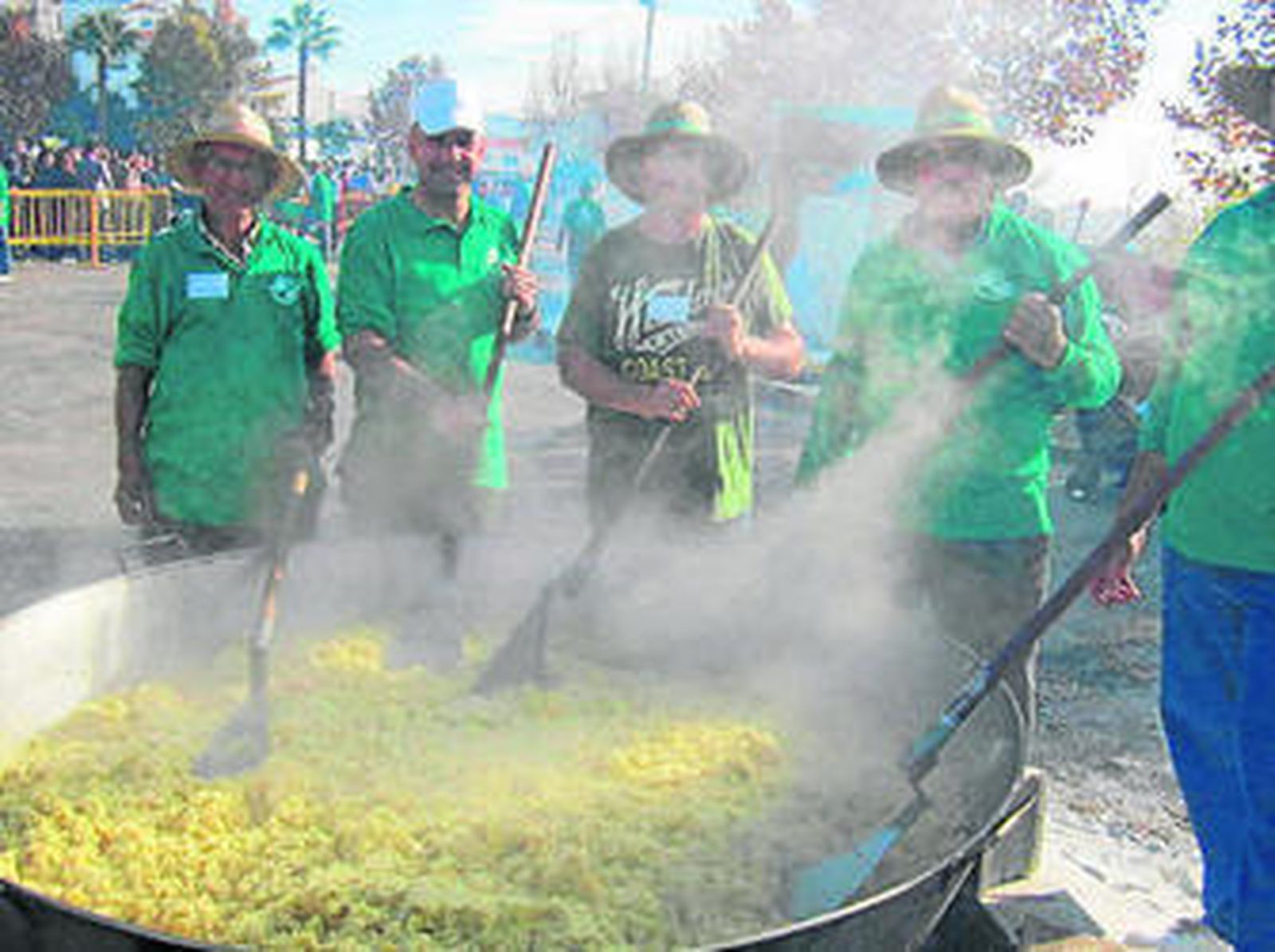 Vecinos de Torrox en una edición anterior de la Fiesta de las Migas.