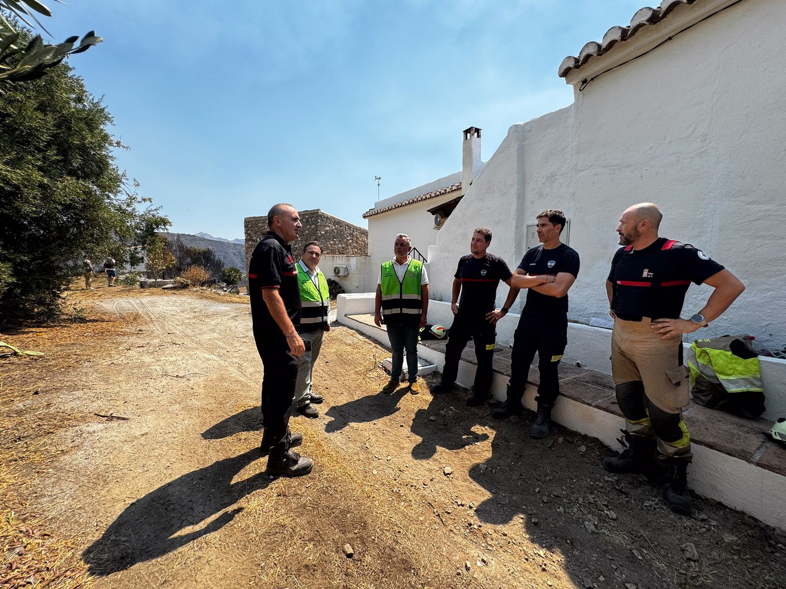 El trabajo para controlar el incendio de Almuñécar, en imágenes