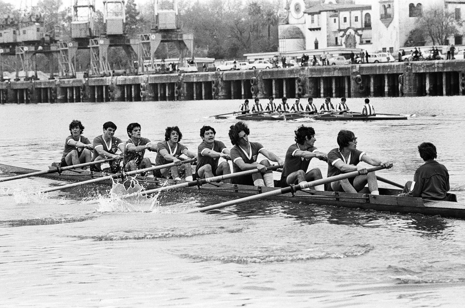 Imagen de la prueba de 1974 con el bote del Sevilla en primer plano y al fondo el del Betis.