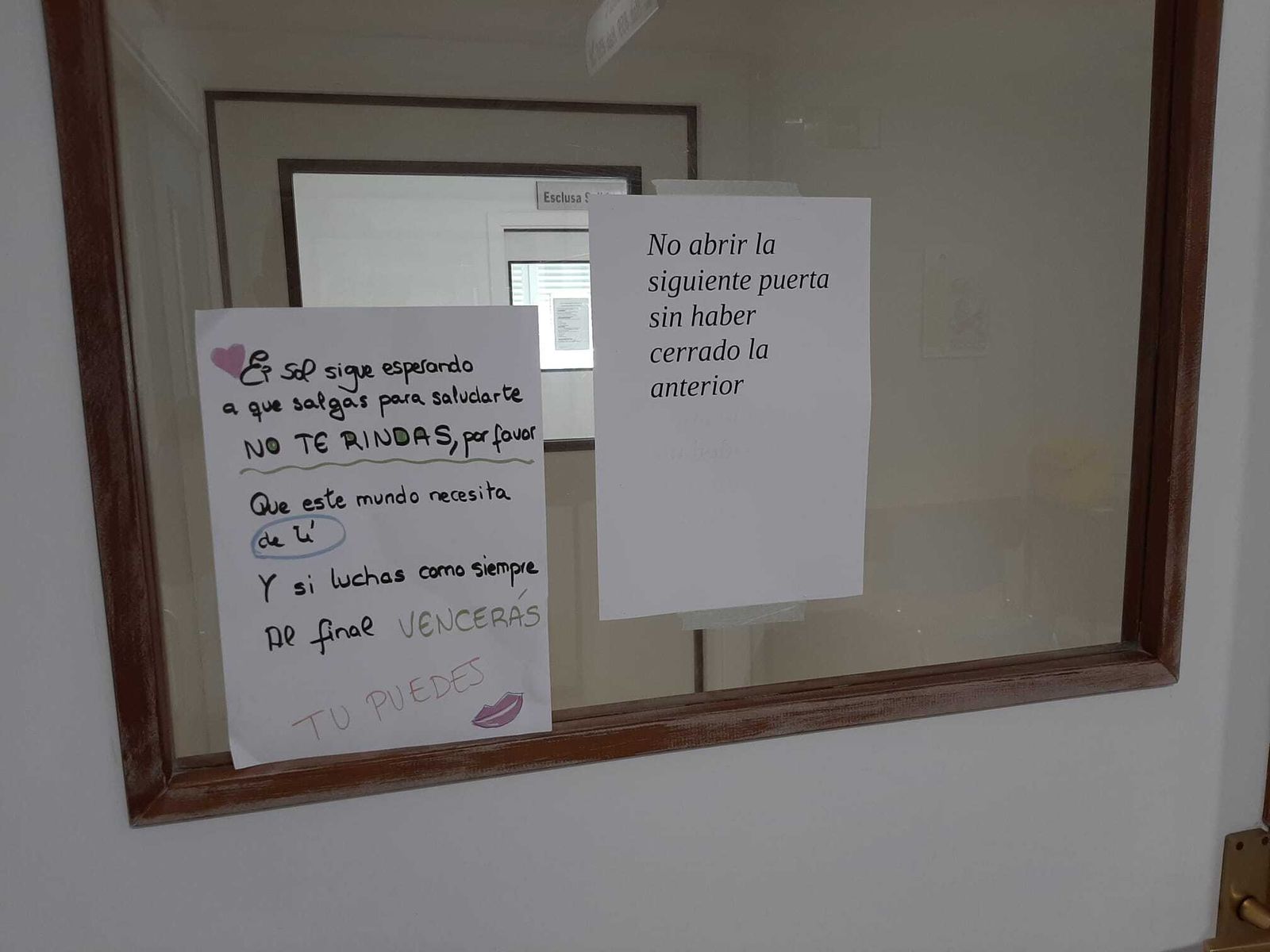 Coronavirus en Cádiz: Las imágenes de los dibujos que se han colocado en los hospitales Puerta del Mar y de Puerto Real