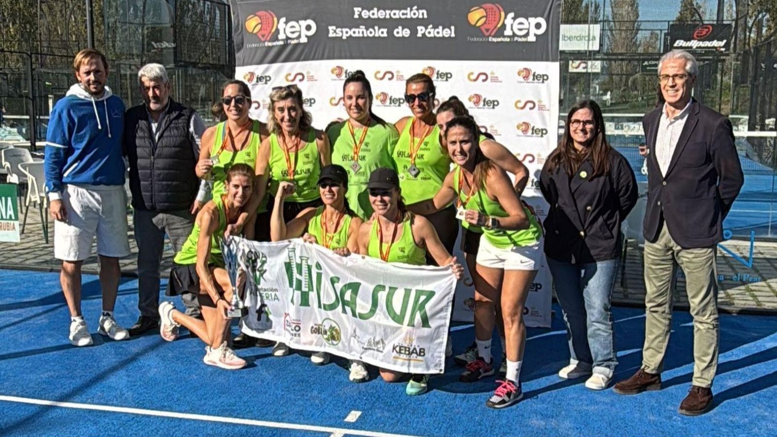 El equipo femenino del Club Natación Almería celebra el subcampeonato.