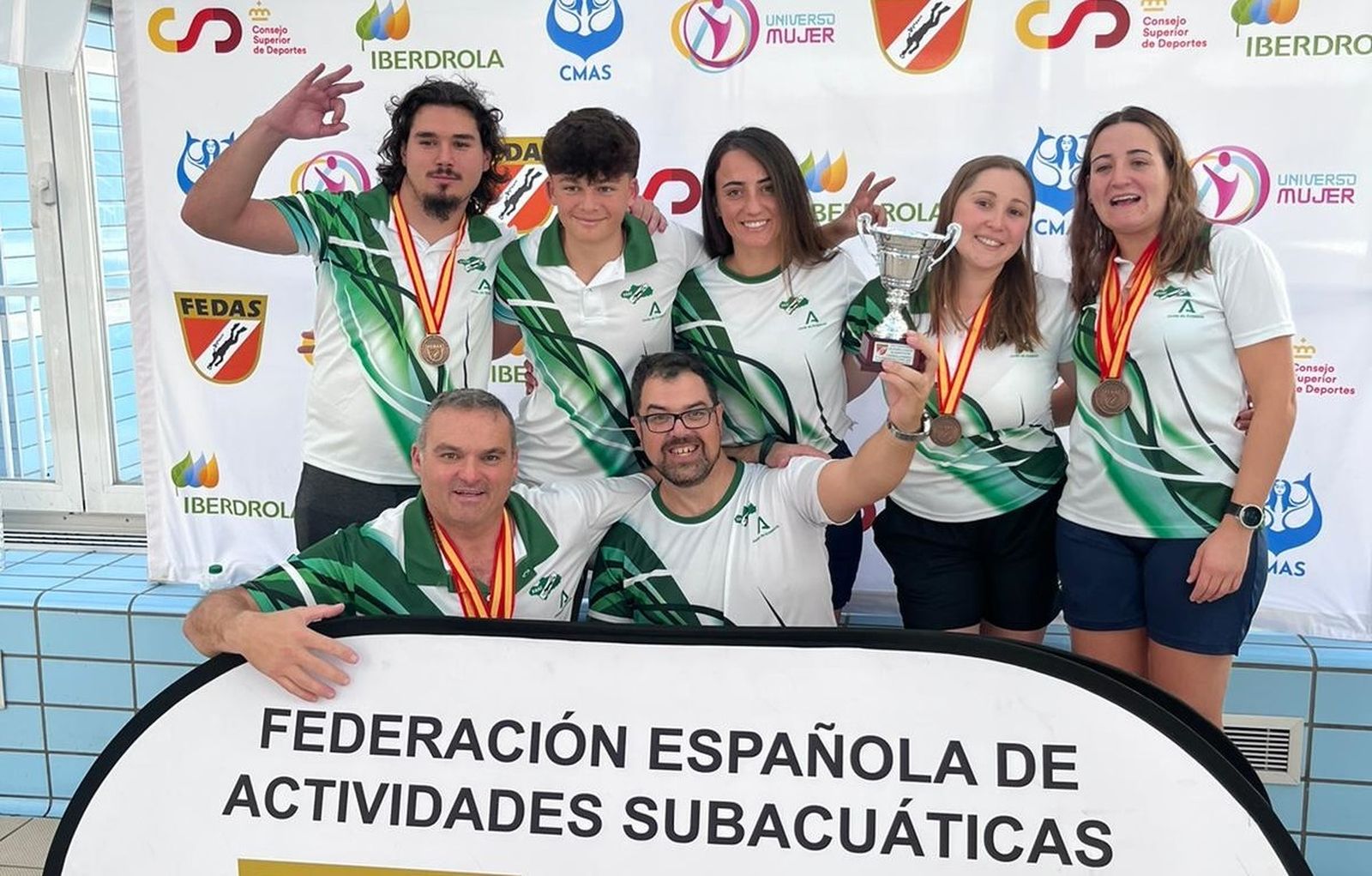 La alegría del equipo vencedor, los roteños del 'Capitán Garfio'.