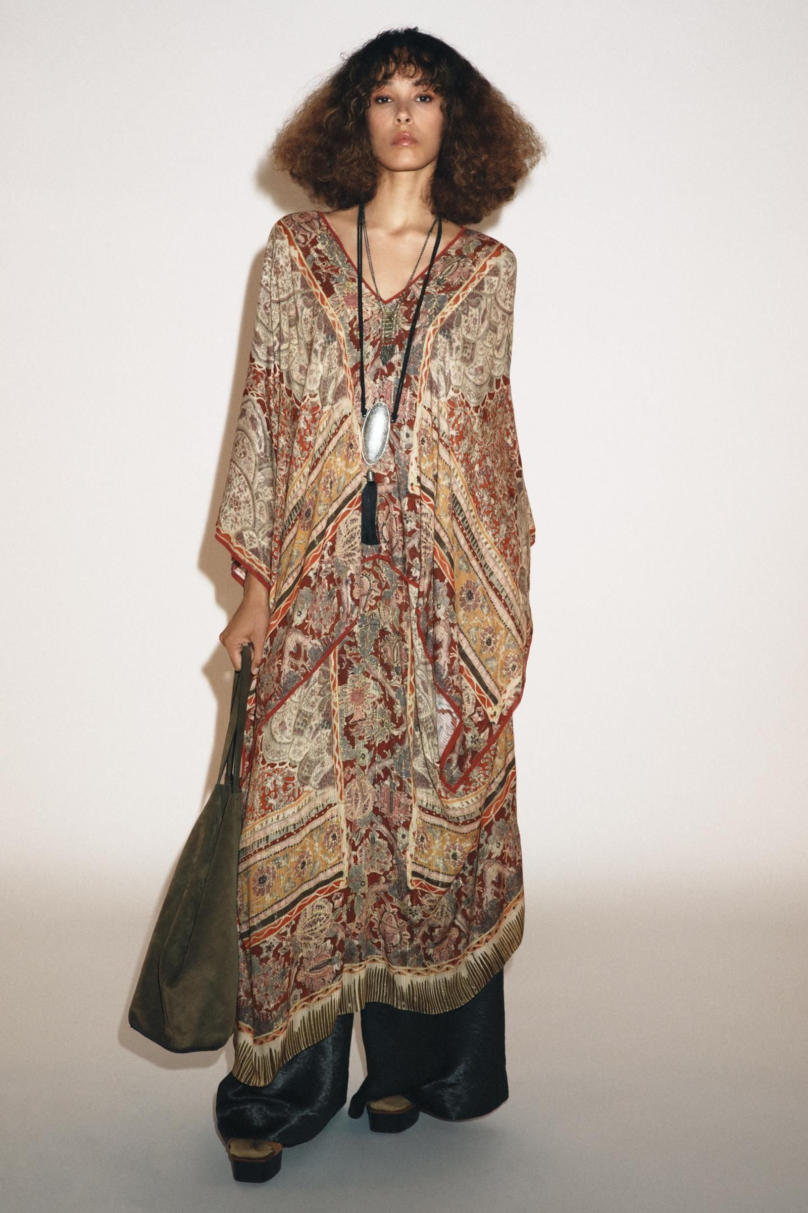 Vestido estampado tipo túnica de Zara.