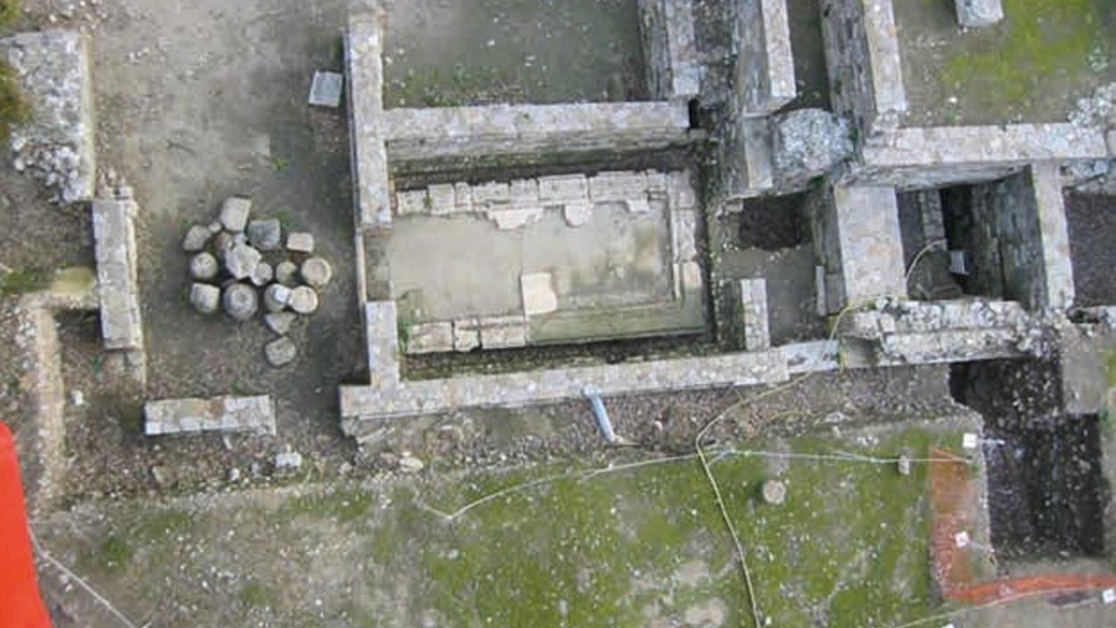 Ingreso y letrinas en las termas de Carteia.