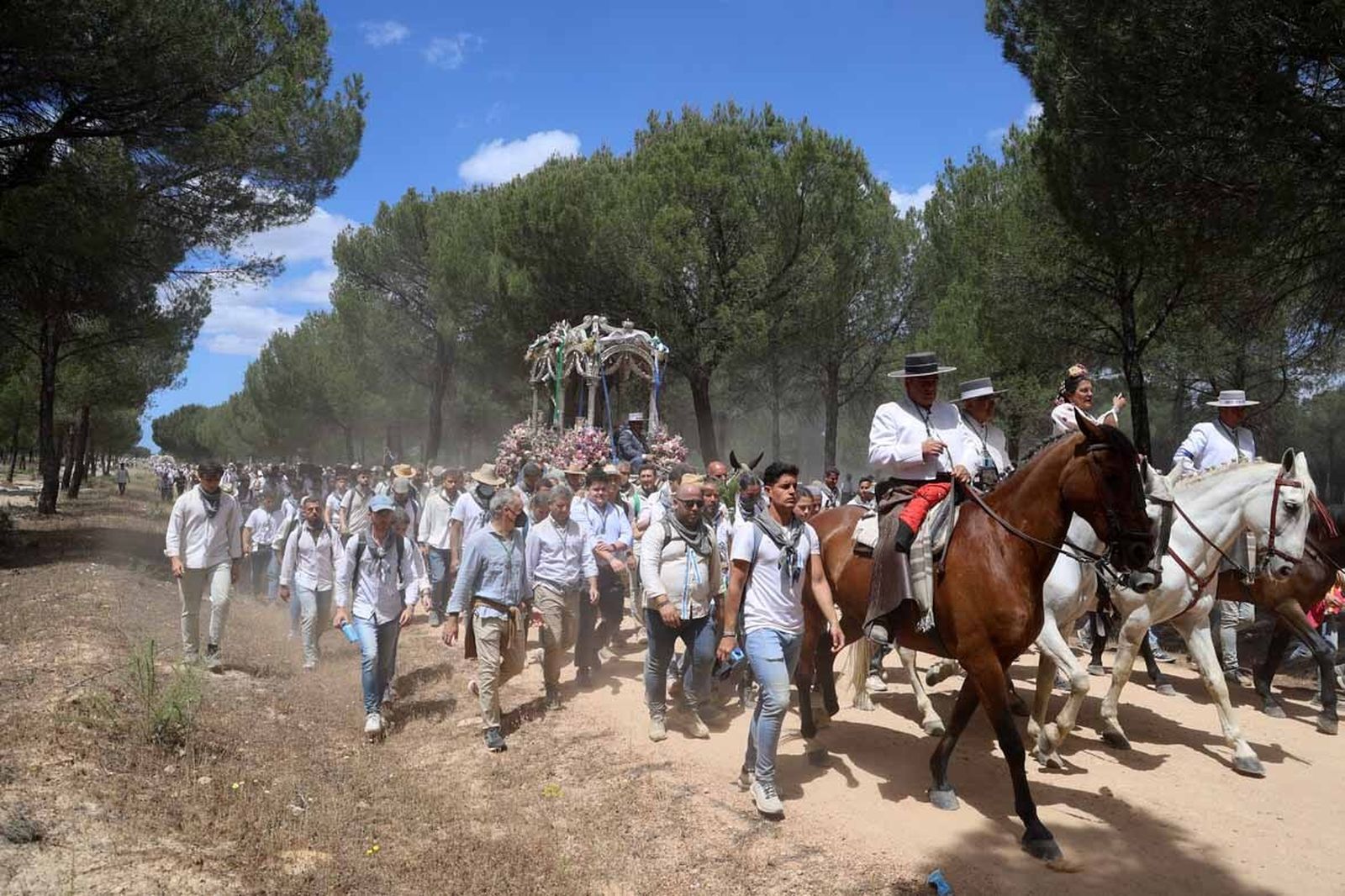 Las mejores imágenes de la Hermandad del Rocío de Huelva en el camino hacia El Rocío