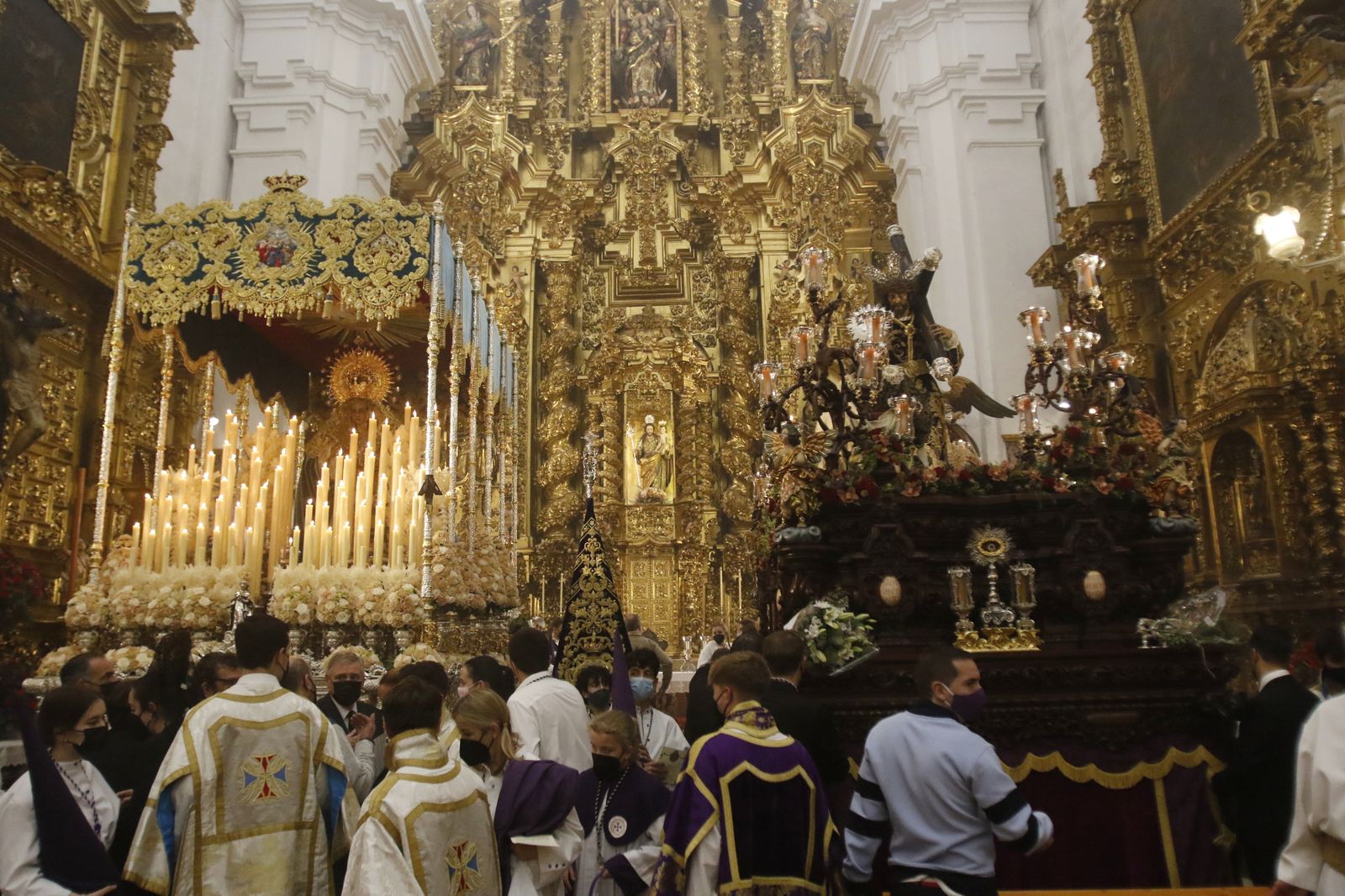 Las imágenes de impotencia en la Trinidad: la Santa Faz suspende su procesión en Córdoba