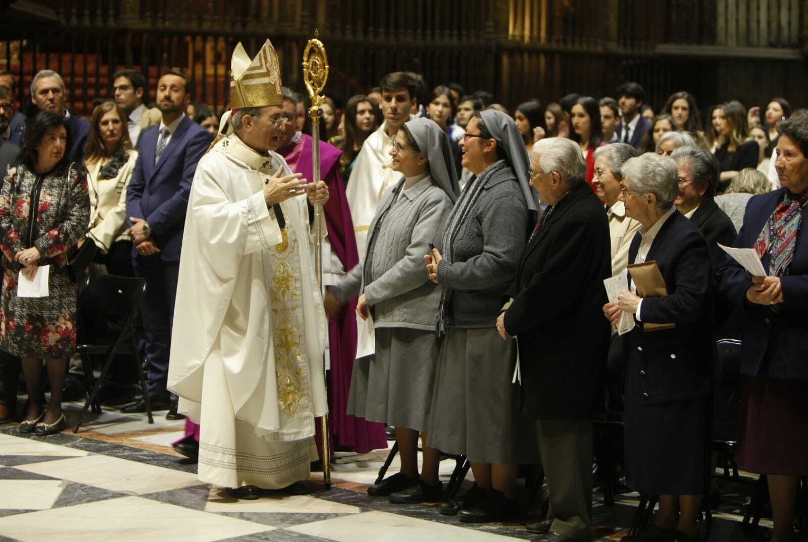 Asenjo saluda a las hermanas religiosas de la Sagrada Familia antes de comenzar la misa.