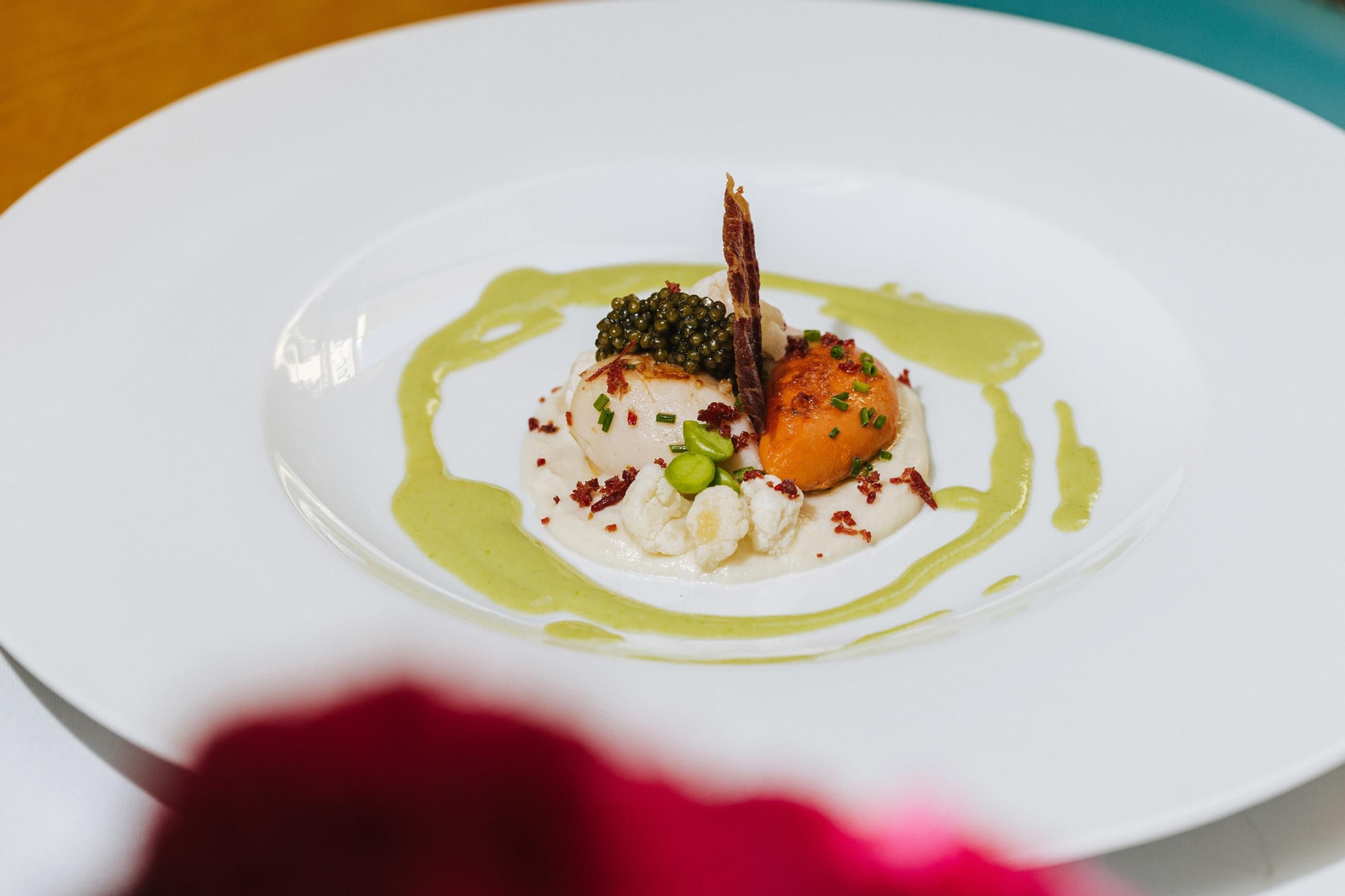 Vieira a la brasa, coliflor en texturas, caviar beluga de Rio Frio, guisantes, polvo de jamón ibérico de bellota.jpg