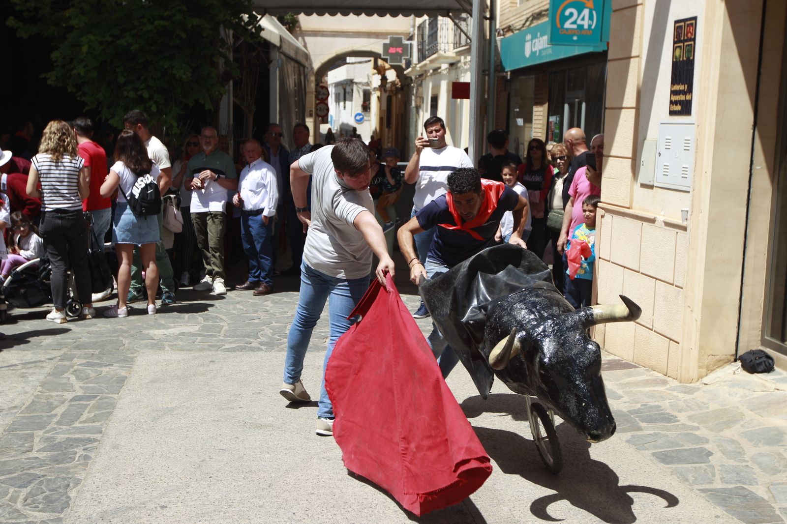 Imágenes de las Fiestas de Abrucena: concurso de mostos, encierro infantil y migas populares