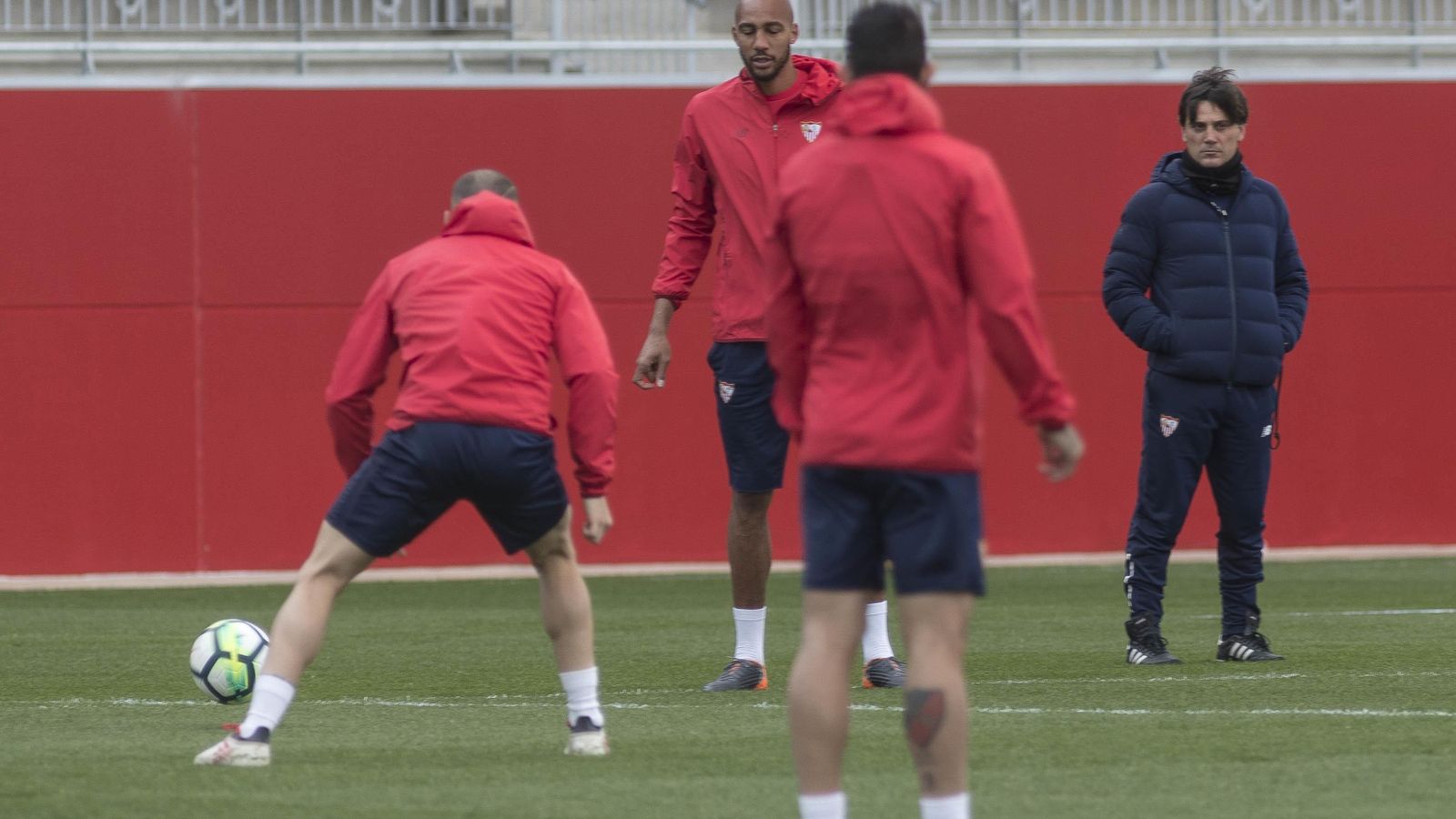 Montella, al fondo, observa a sus jugadores