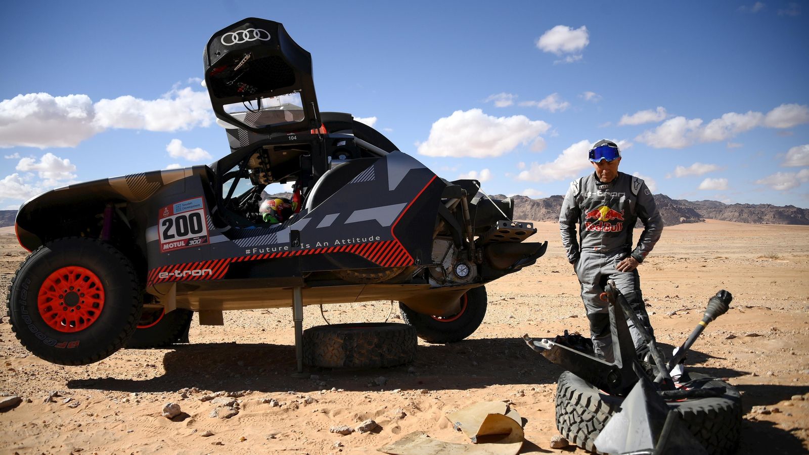 Peterhansel, 14 veces ganador del Dakar, rompió la suspensión trasera del Audi.