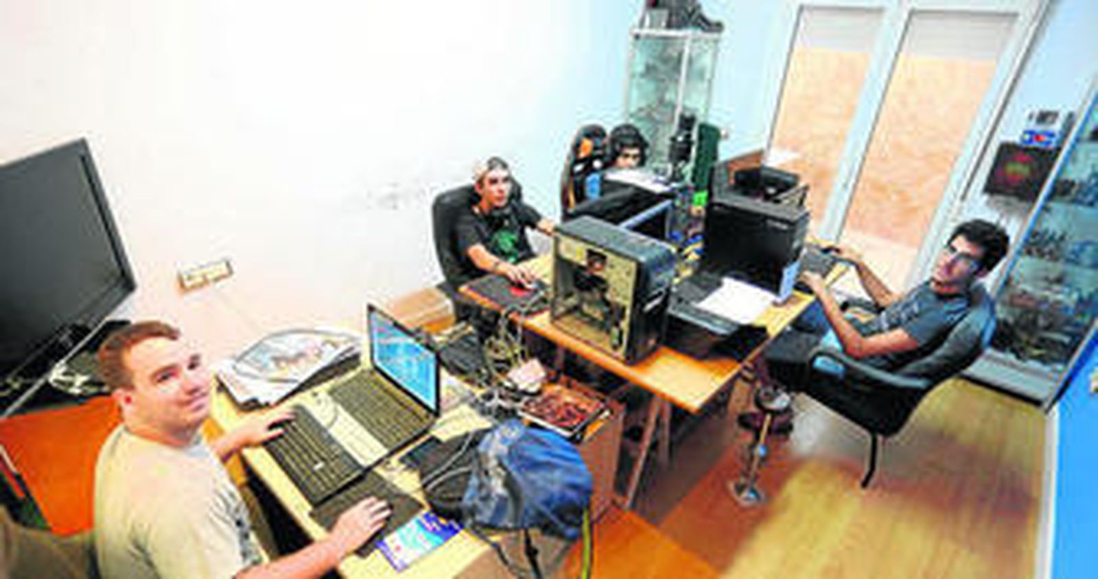 El grupo amateur Legendary Craken Gaming desarrollando destrezas en el LOL.