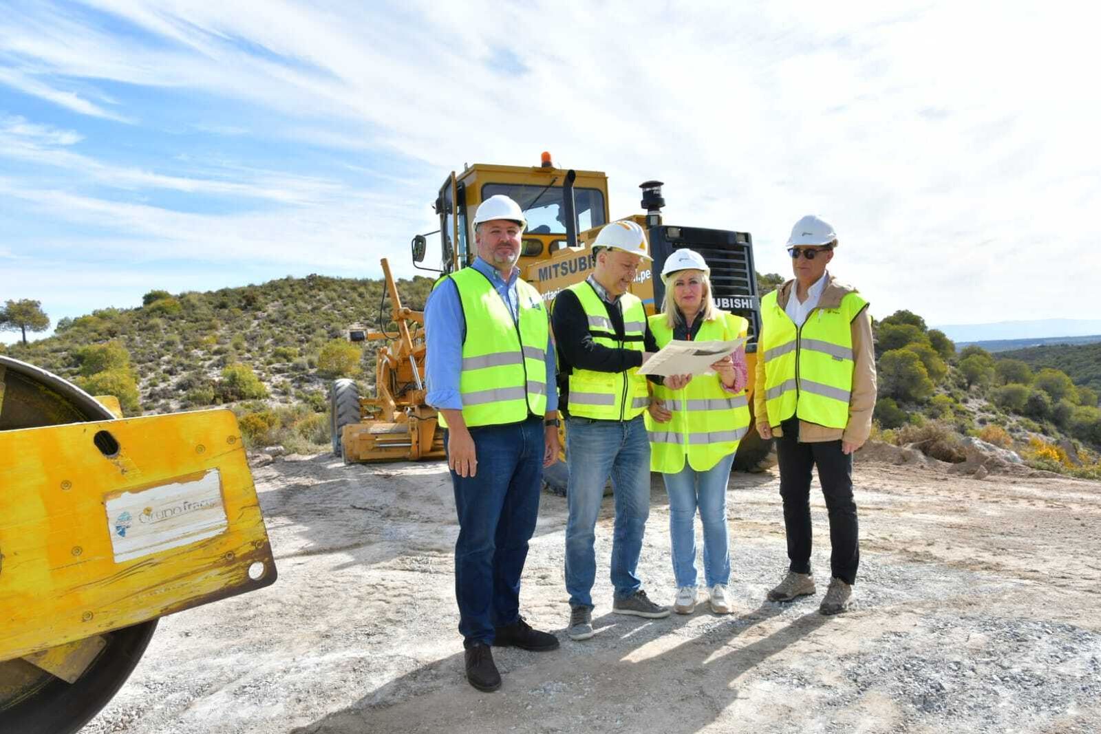 Imagen de la visita del delegado territorial de Desarrollo Sostenible, Manuel Francisco García, a las actuaciones en los caminos de La Peza