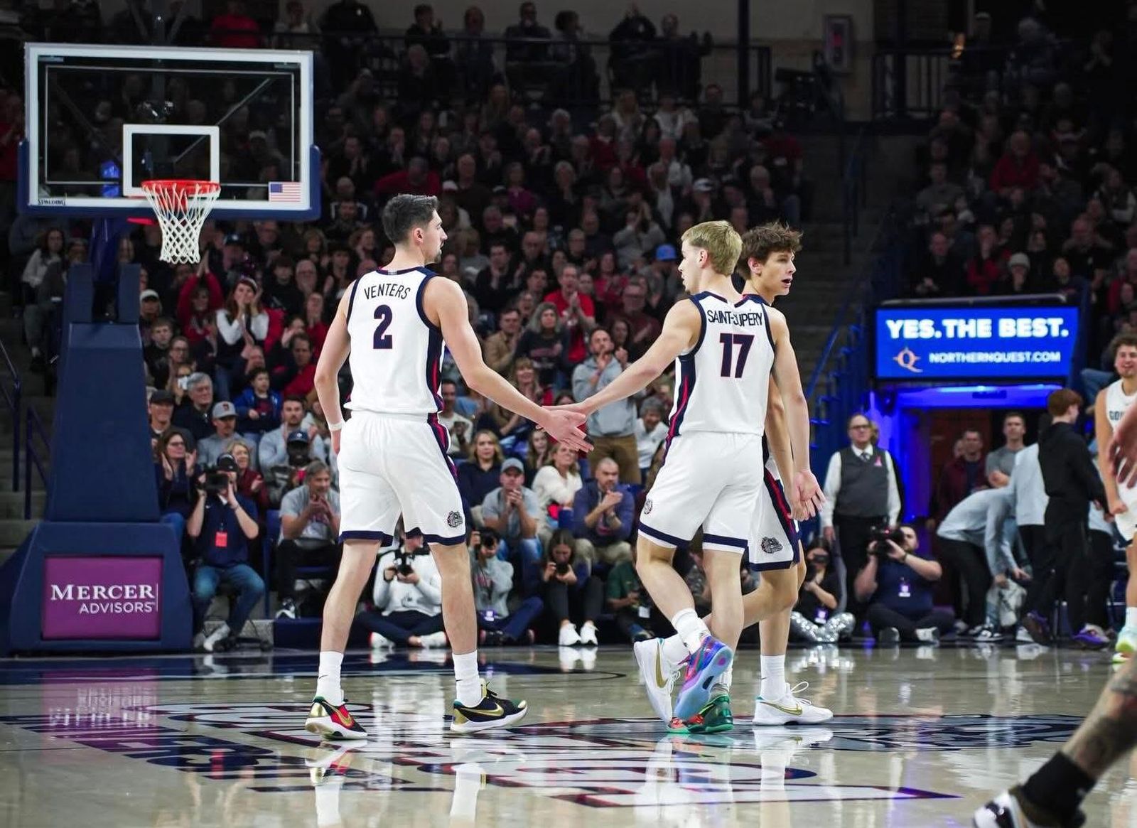 NCAA: Mario Saint-Supéry suma desde el banquillo en el 14º triunfo seguido de Gonzaga
