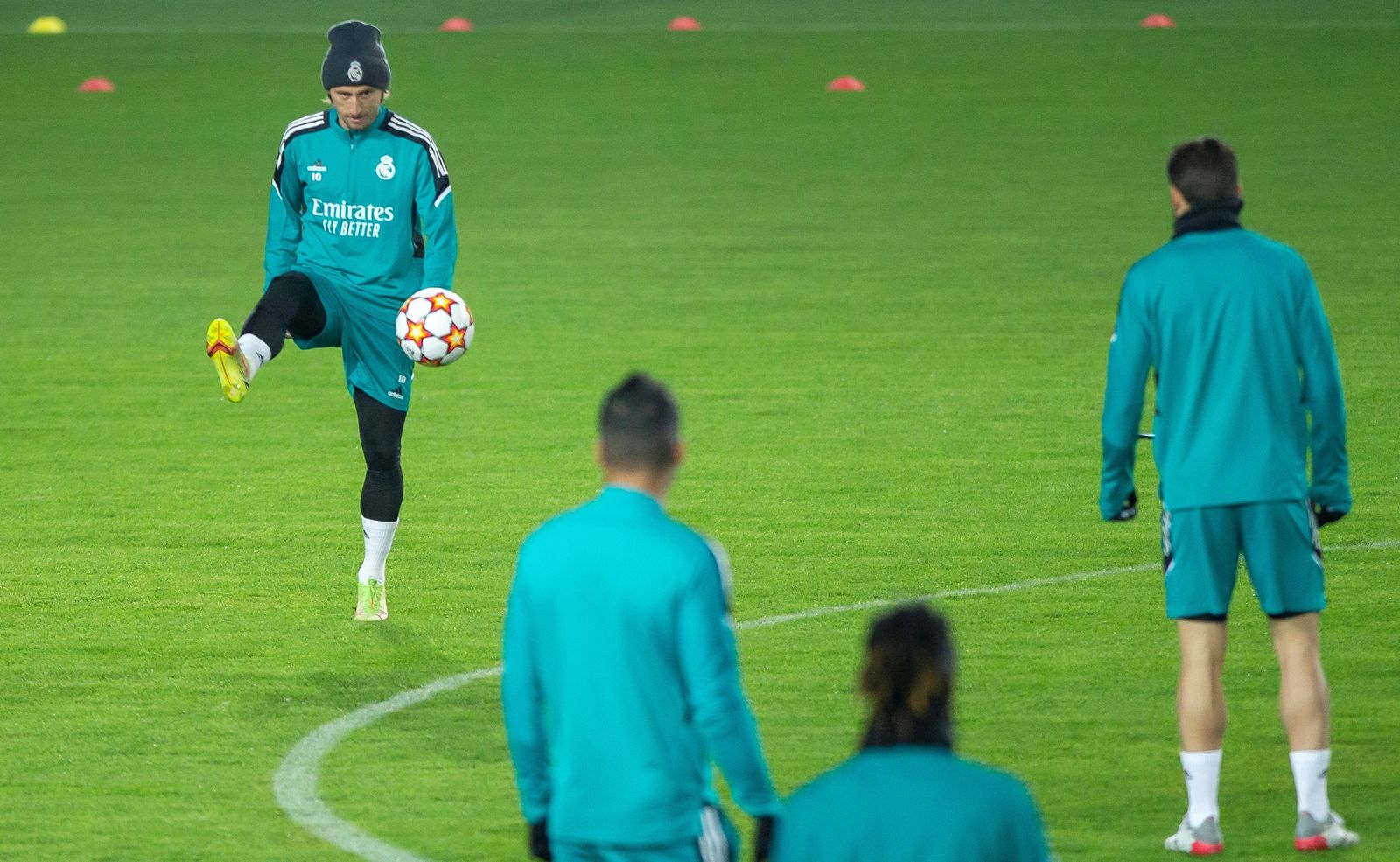 Luka Modric golpea el balón en el entrenamiento previo al partido.