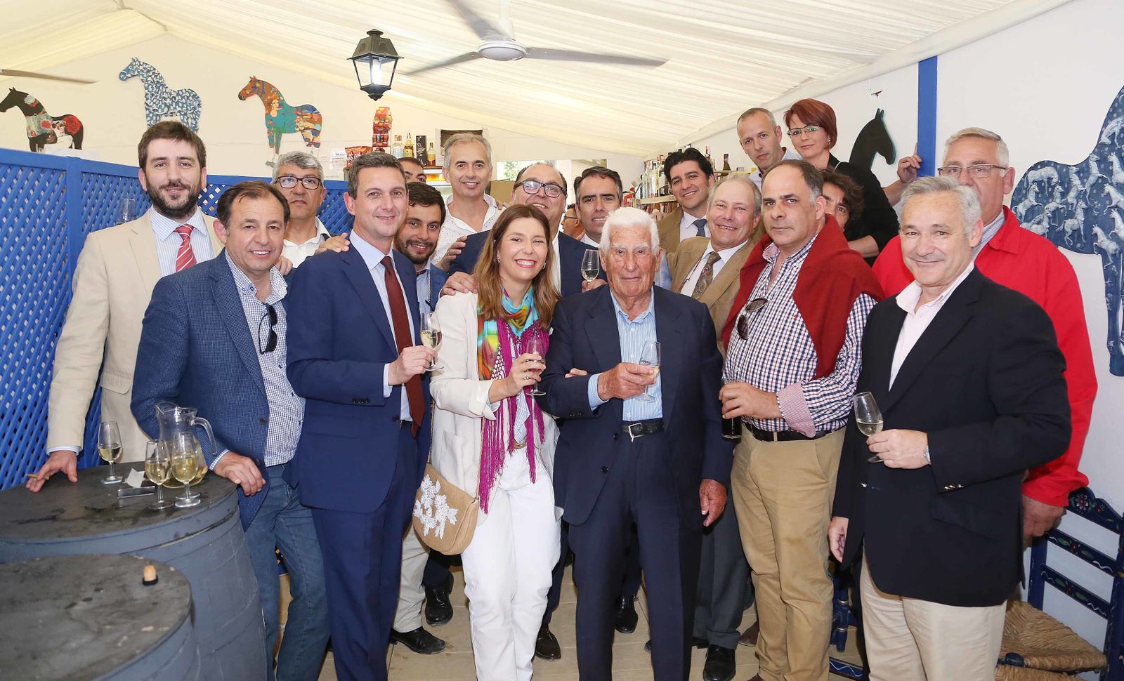 Propietarios y personal de Montesierra, ayer en la caseta de Diario de Jerez junto al director y al gerente del periódico.