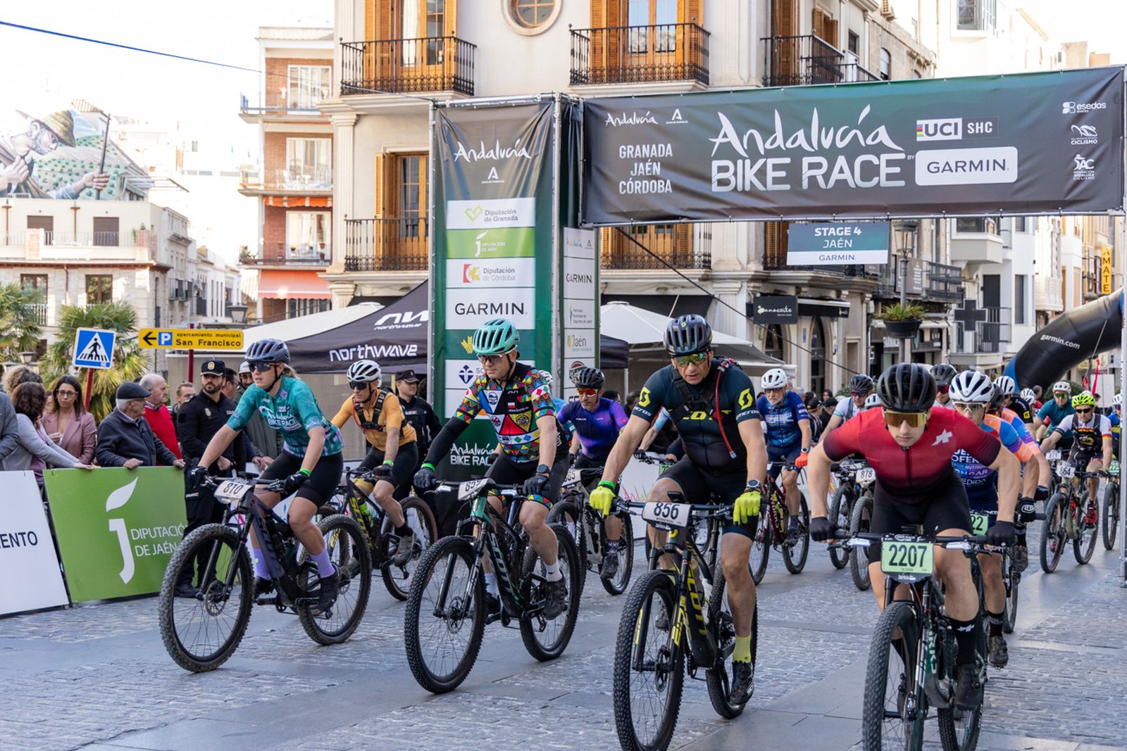 Jaén, protagonista de nuevo en la salida de la tercera etapa de la Andalucía Bike Race