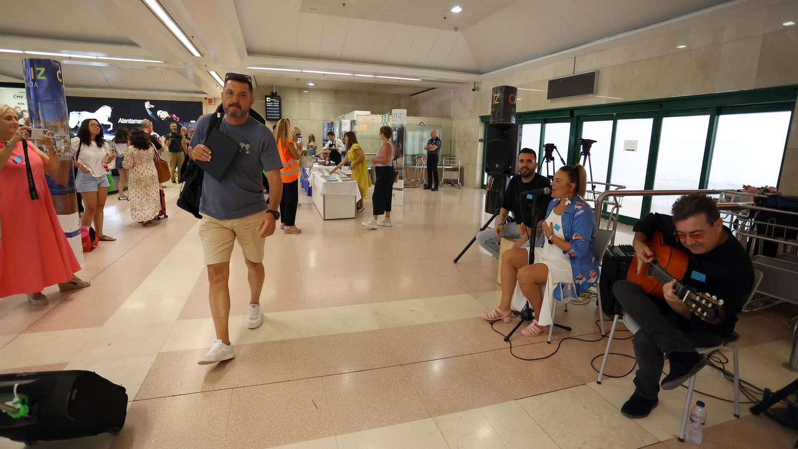 Así ha sido el recibimiento a los pasajeros del vuelo de Las Palmas de Gran Canaria en el Aeropuerto de Jerez