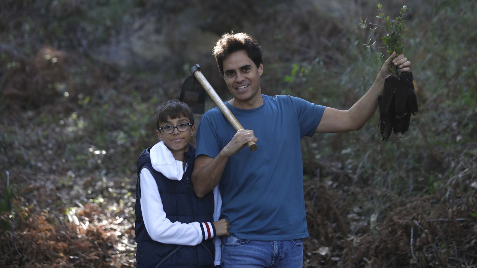 Jornada de reforestación en El Palancar por trabajadores de Acerinox, en imágenes