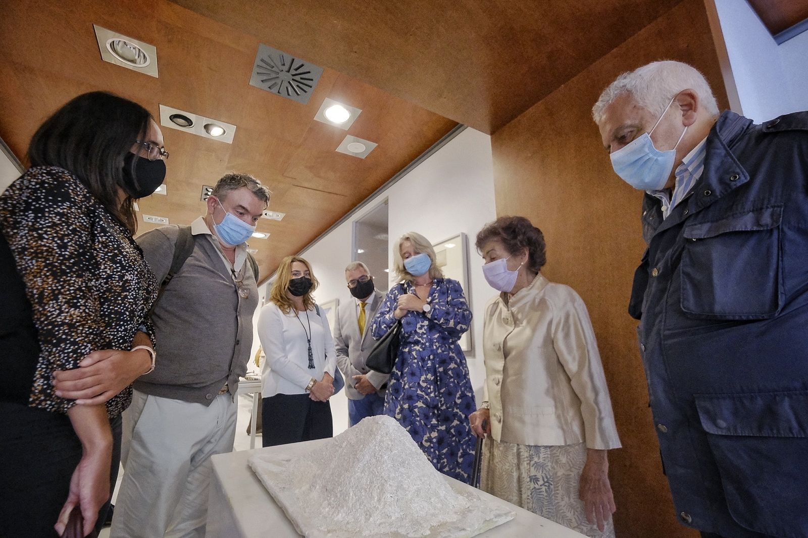 Carmen Laffón y José Ramón Sierra (derecha), ante una de las instalaciones de sal de la exposición.
