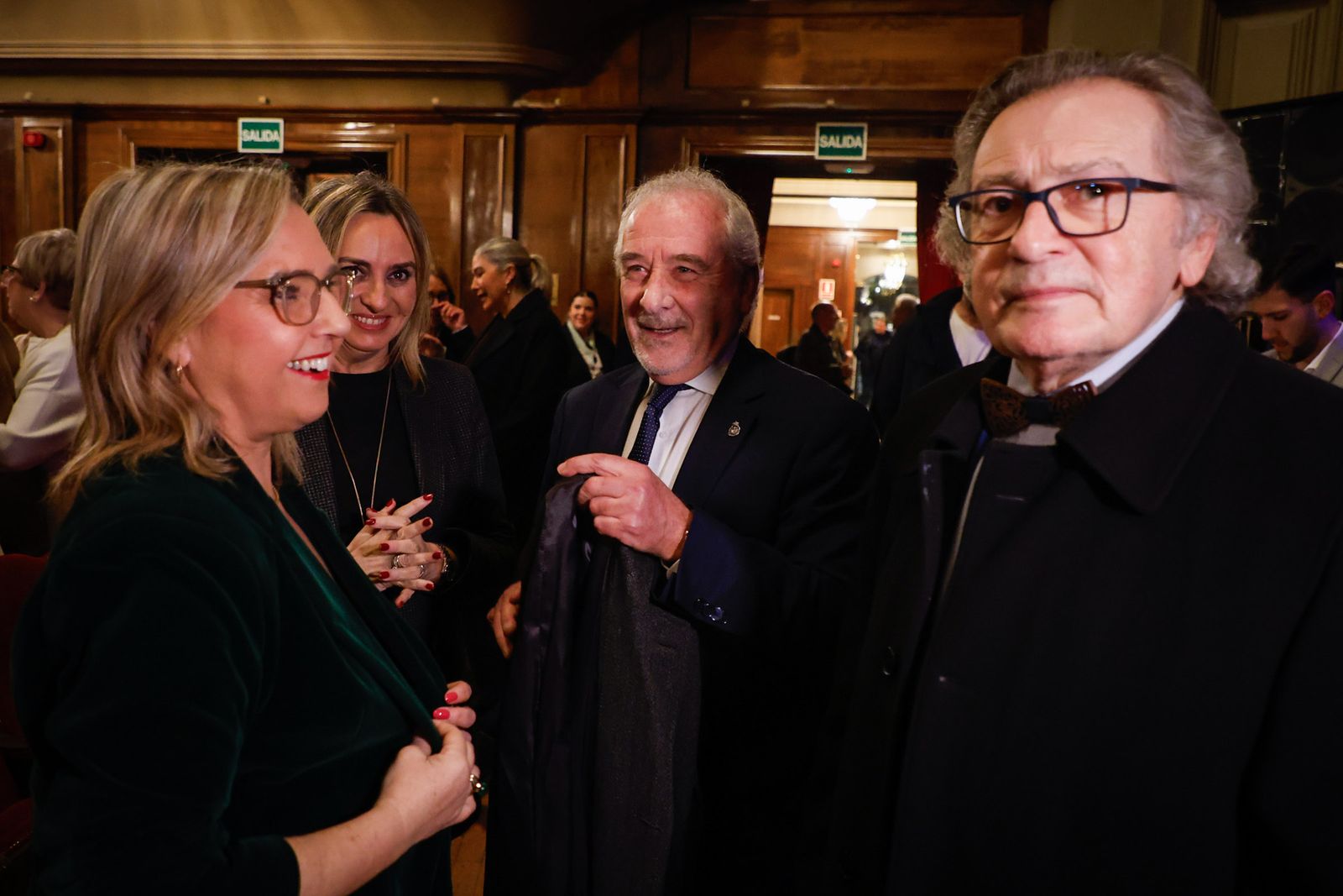 Entrega de las tapas de pregonero de la Semana Santa 2026 a Tito Ortiz