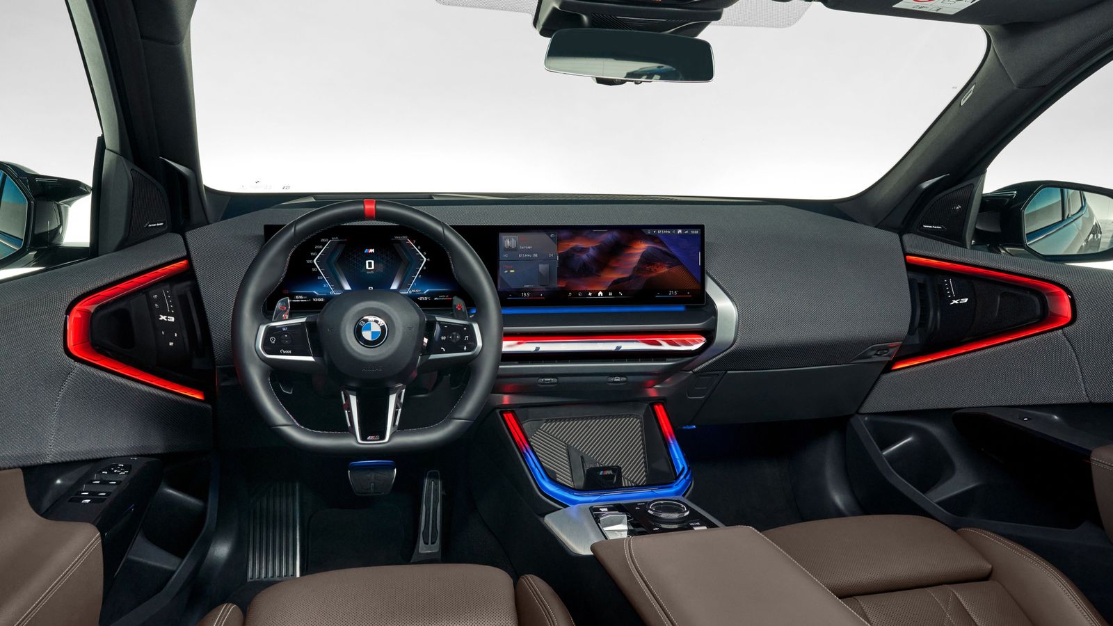 Donde antes había dos pantallas diferenciadas, una para la instrumentación y otra para el sistema de infoentretenimiento, ahora se fusionan en una. Esta iluminación ambiental es una de las novedades del X3.