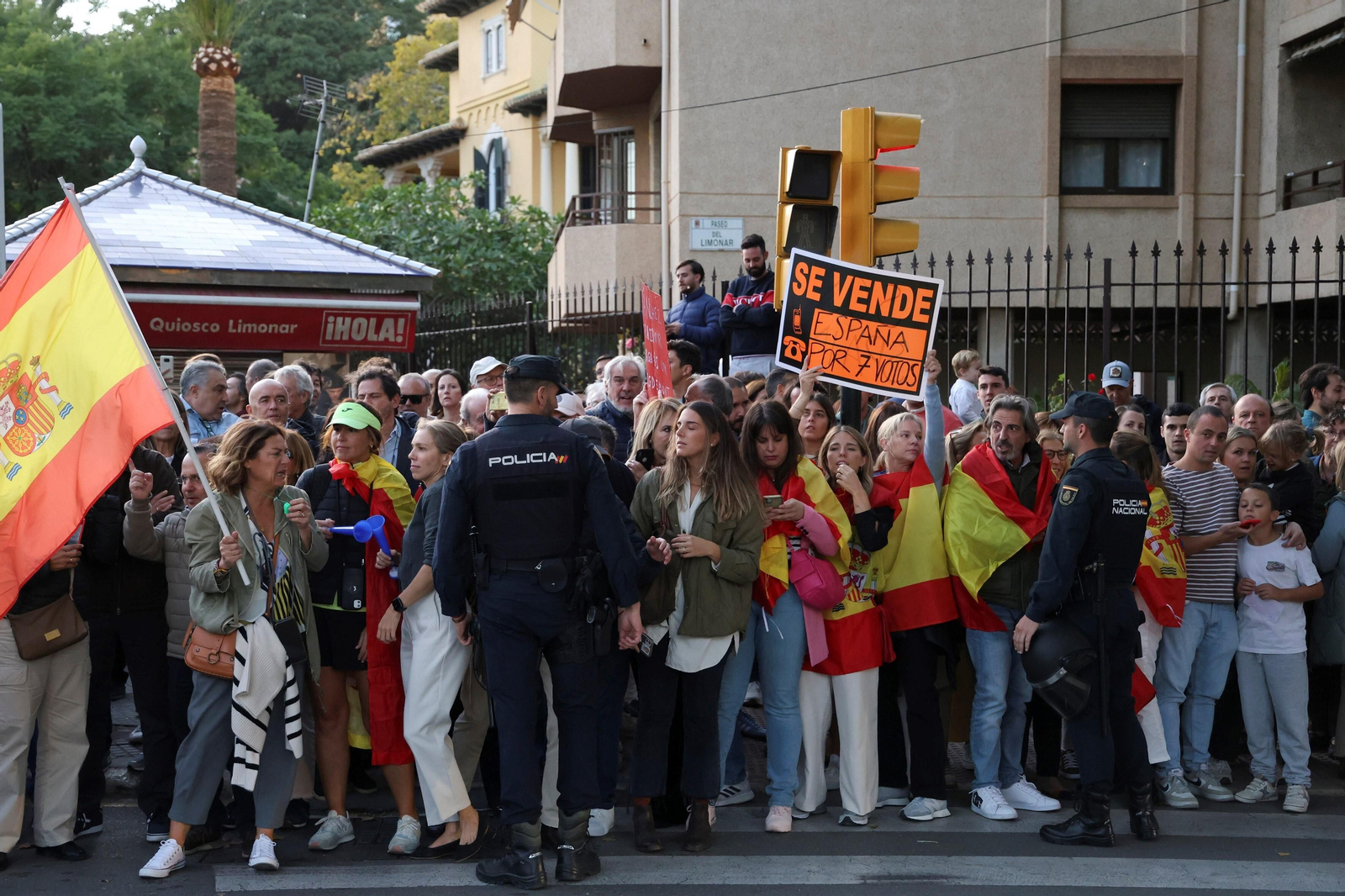 Las fotos de la protesta en Málaga contra Pedro Sánchez: "Se vende España por 7 votos" Las fotos de la protesta en Málaga contra Pedro Sánchez: "Se vende España por 7 votos"