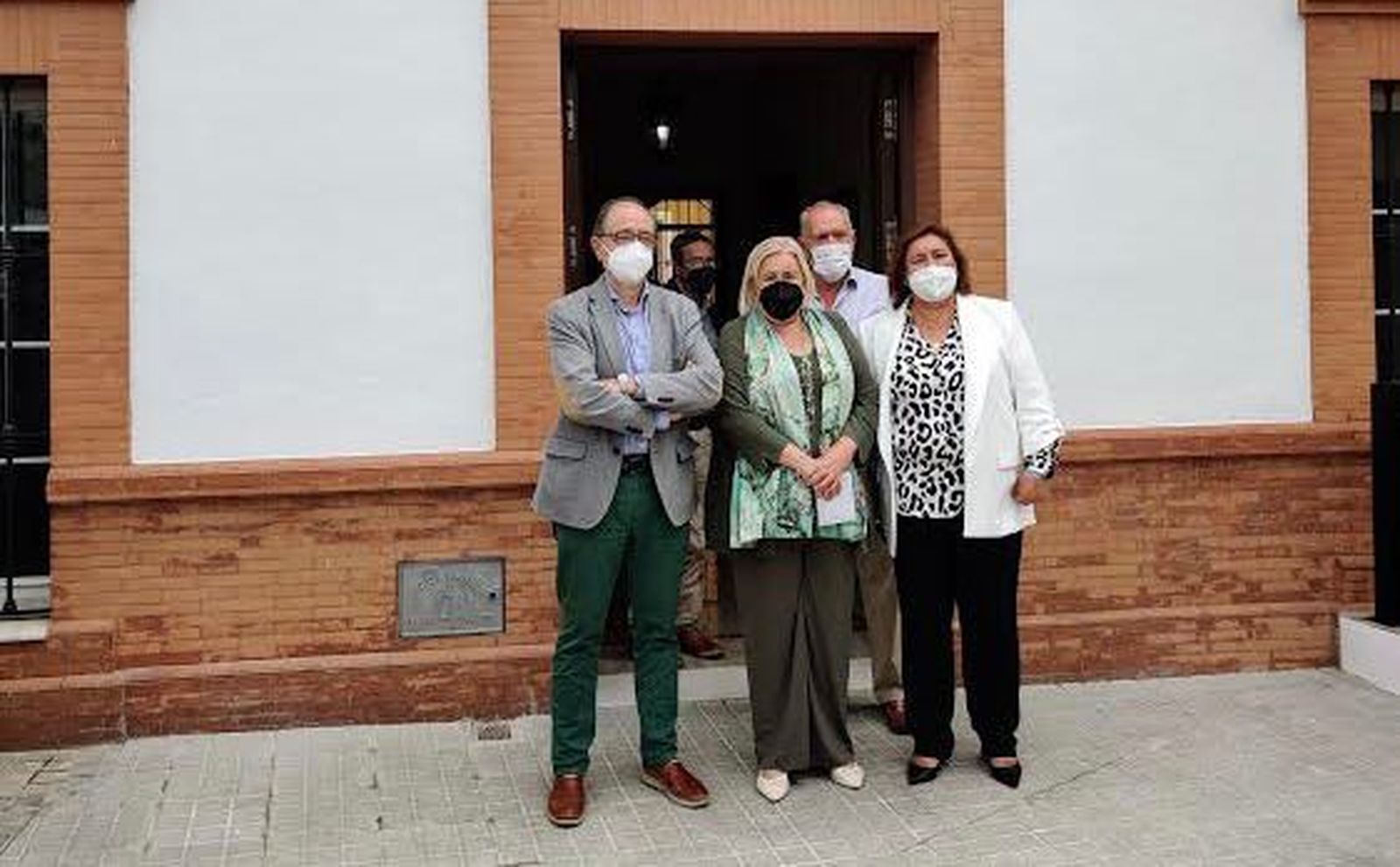 La delegada territorial, Manuela Caro, la alcaldesa de Niebla, Laura Pichardo, y el gerente de los distritos, Antonio Ortega.