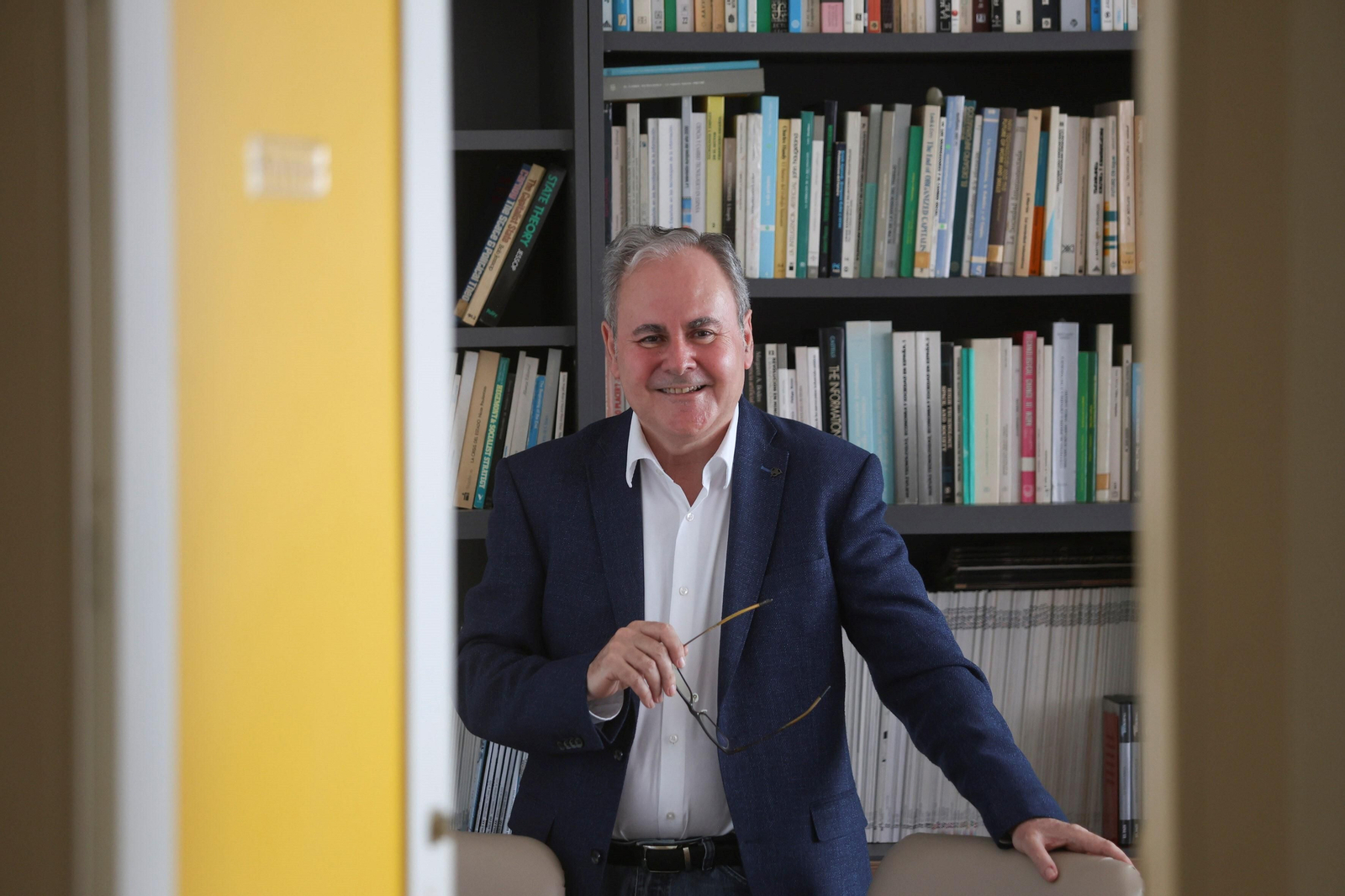 El catedrático de Ciencia Política Ángel Valencia en su despacho.