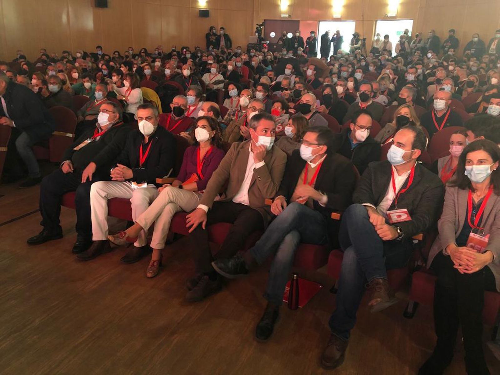 Cargos socialistas, en primera fila en una sala abarrotada de delegados del PSOE.