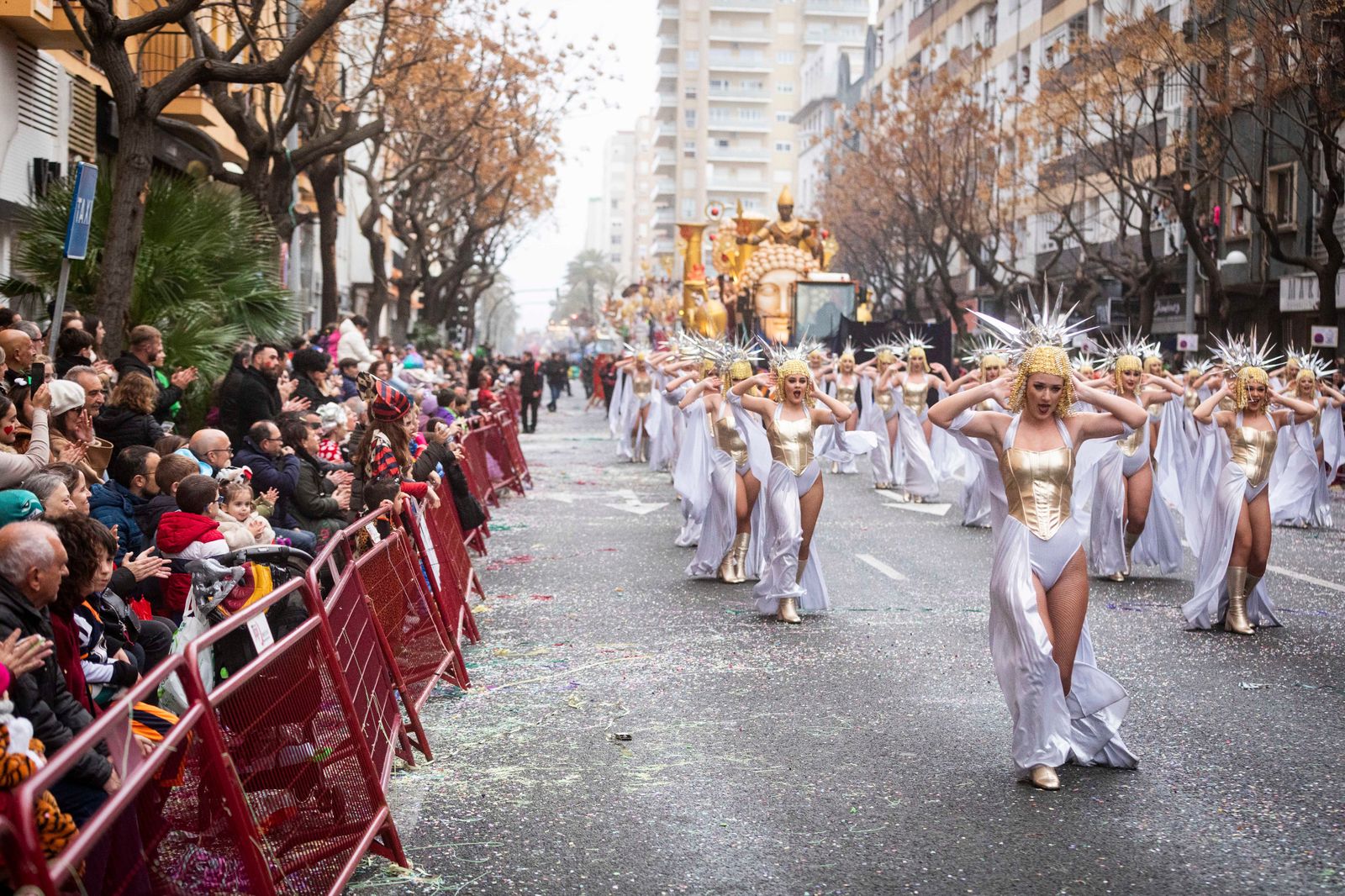 El ballet y la carroza del Cádiz fenicio al inicio del desfile