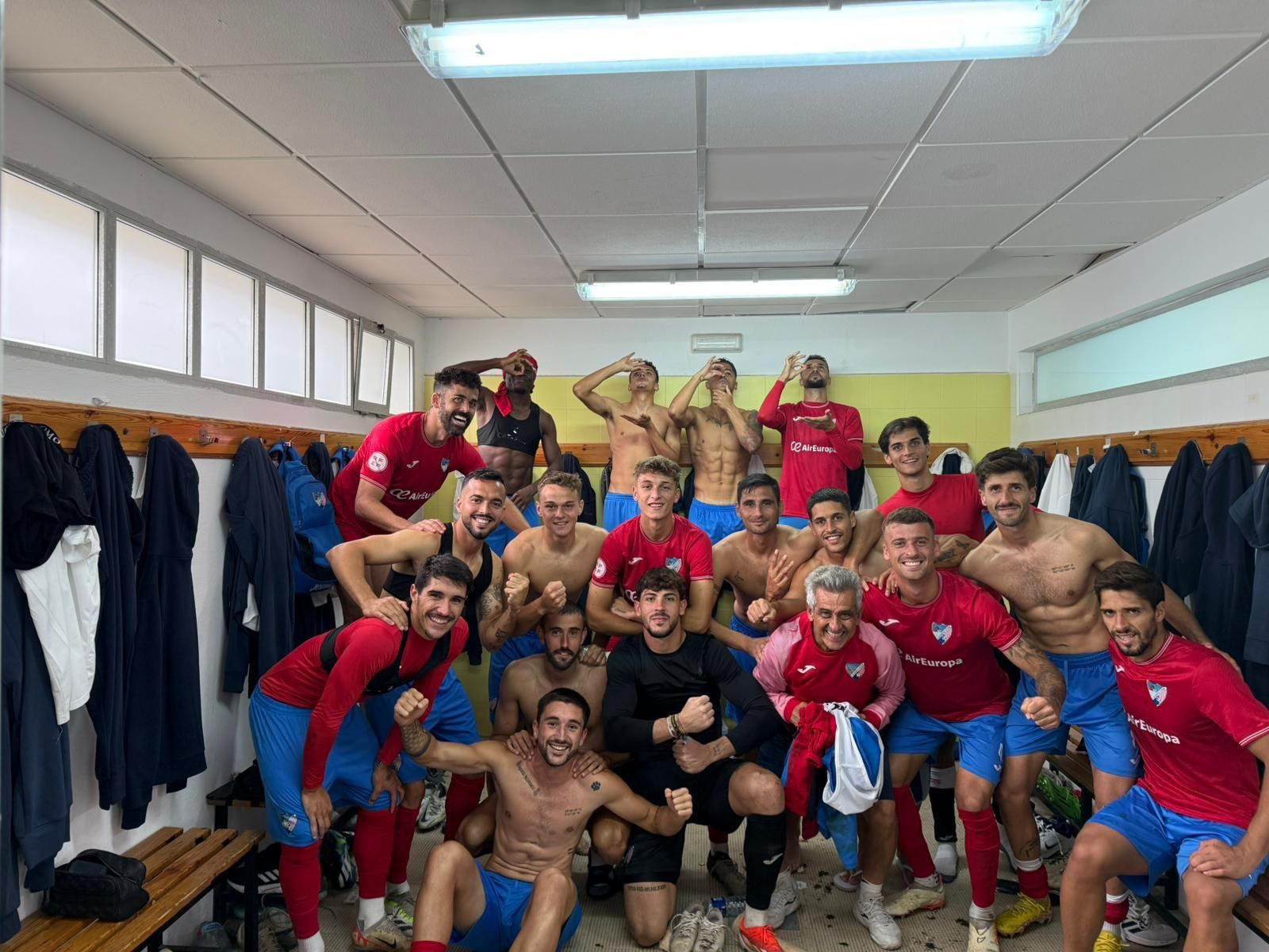 El Estepona, en el vestuario tras ganar al Villanovense. El Estepona, en el vestuario tras ganar al Villanovense.