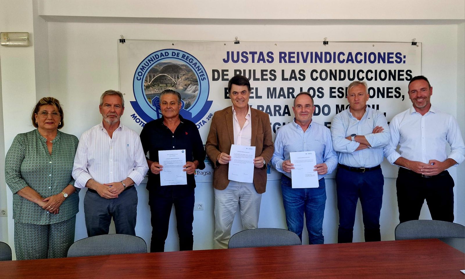 Carlos Rojas con los regantes de Carchuna-Calahonda