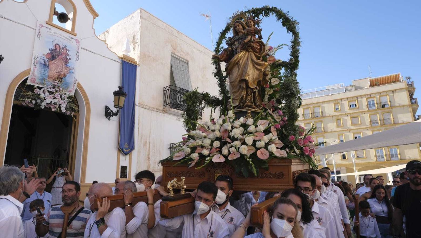 La Virgen del Carmen de Garrucha, a la salida de su ermita.