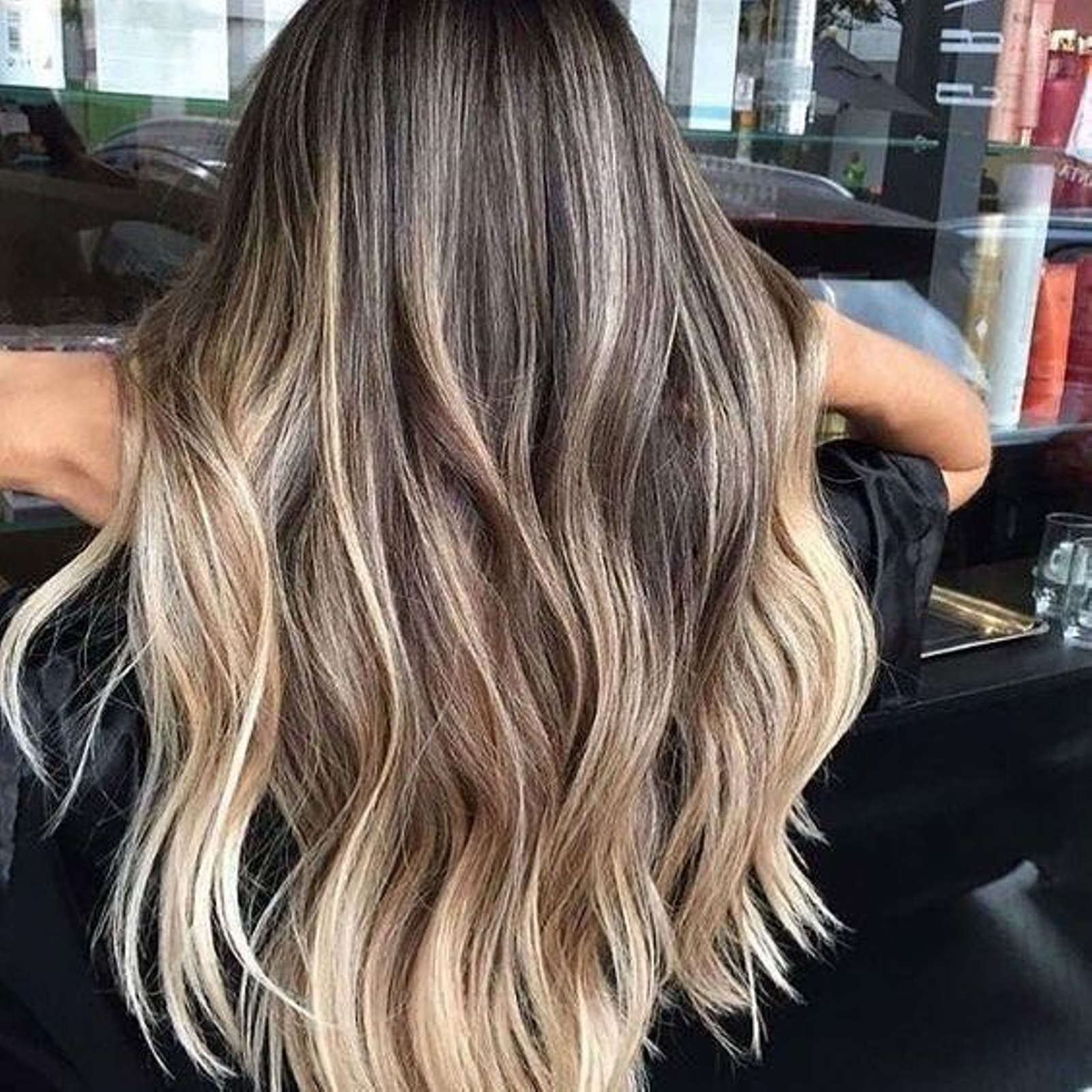 Mechas shadow toning para aclarar el pelo de forma natural.