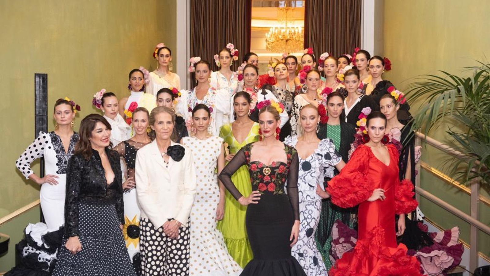 Imagen final del último desfile de SIMOF Madrid 2023, con la Infanta Elena y Raquel Revuelta.