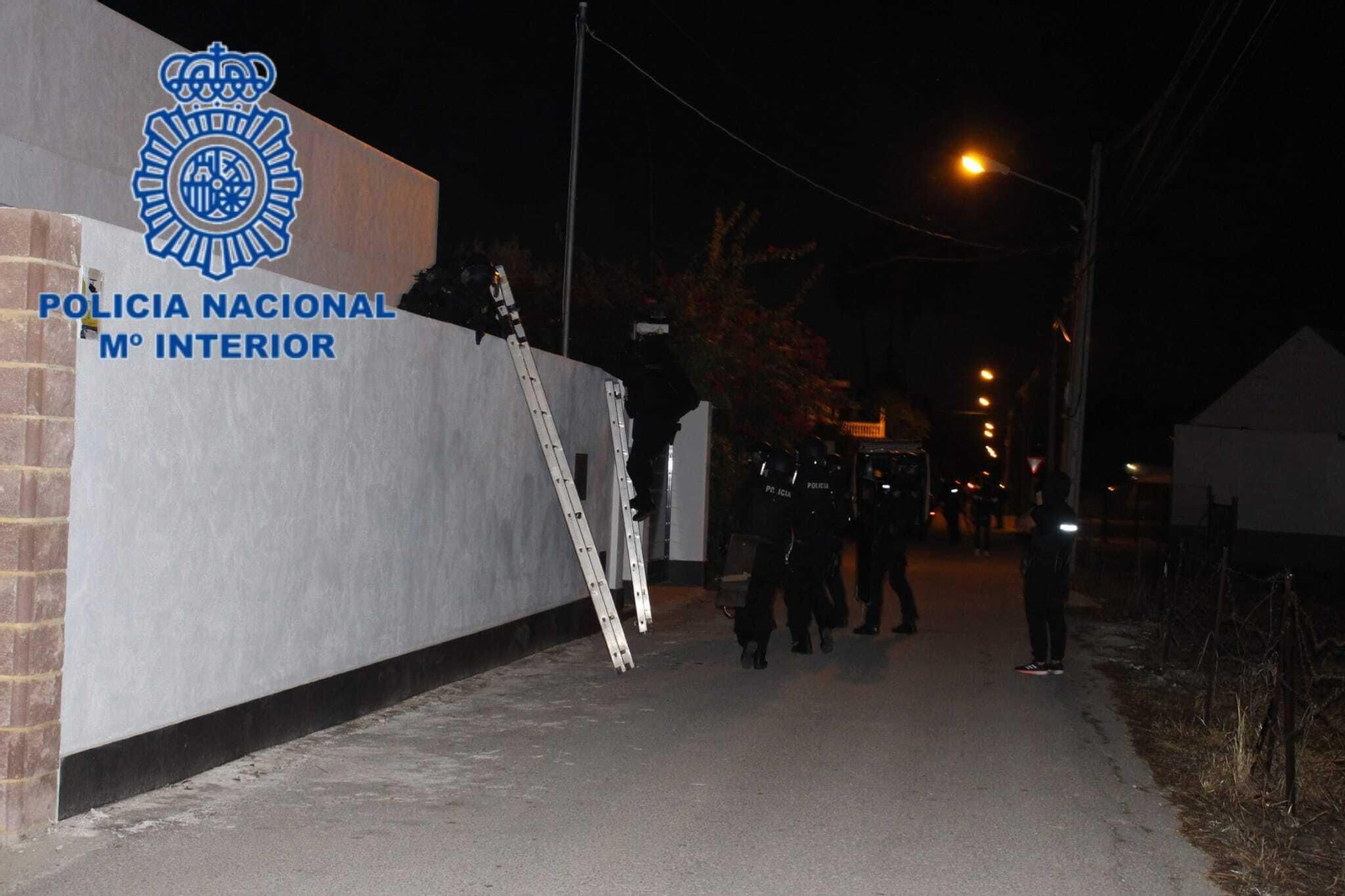 Agentes de la Policía Nacional, en uno de los registros de la Operación Bocata.