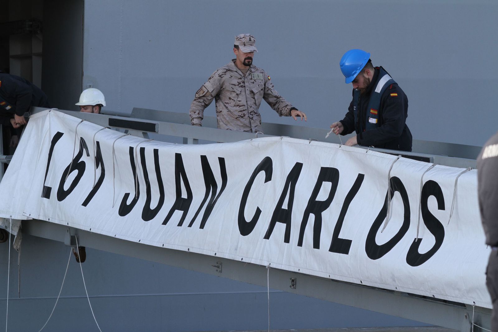 Imágenes de las primeras horas del portaaviones "Juan Carlos I" en el puerto de Huelva, durante su visita este fin de semana