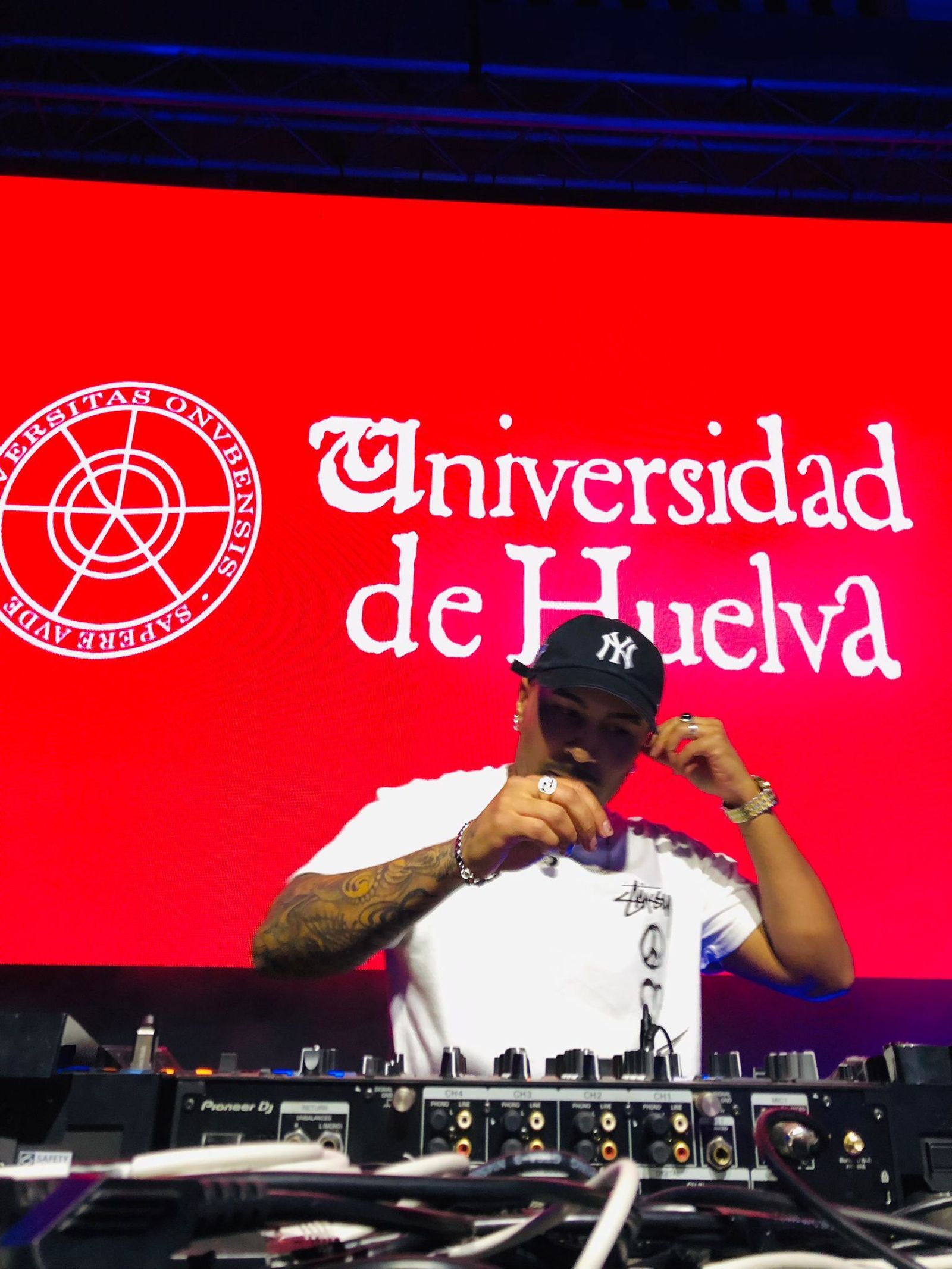 El DJ Josep Peibol en la fiesta universitaria.