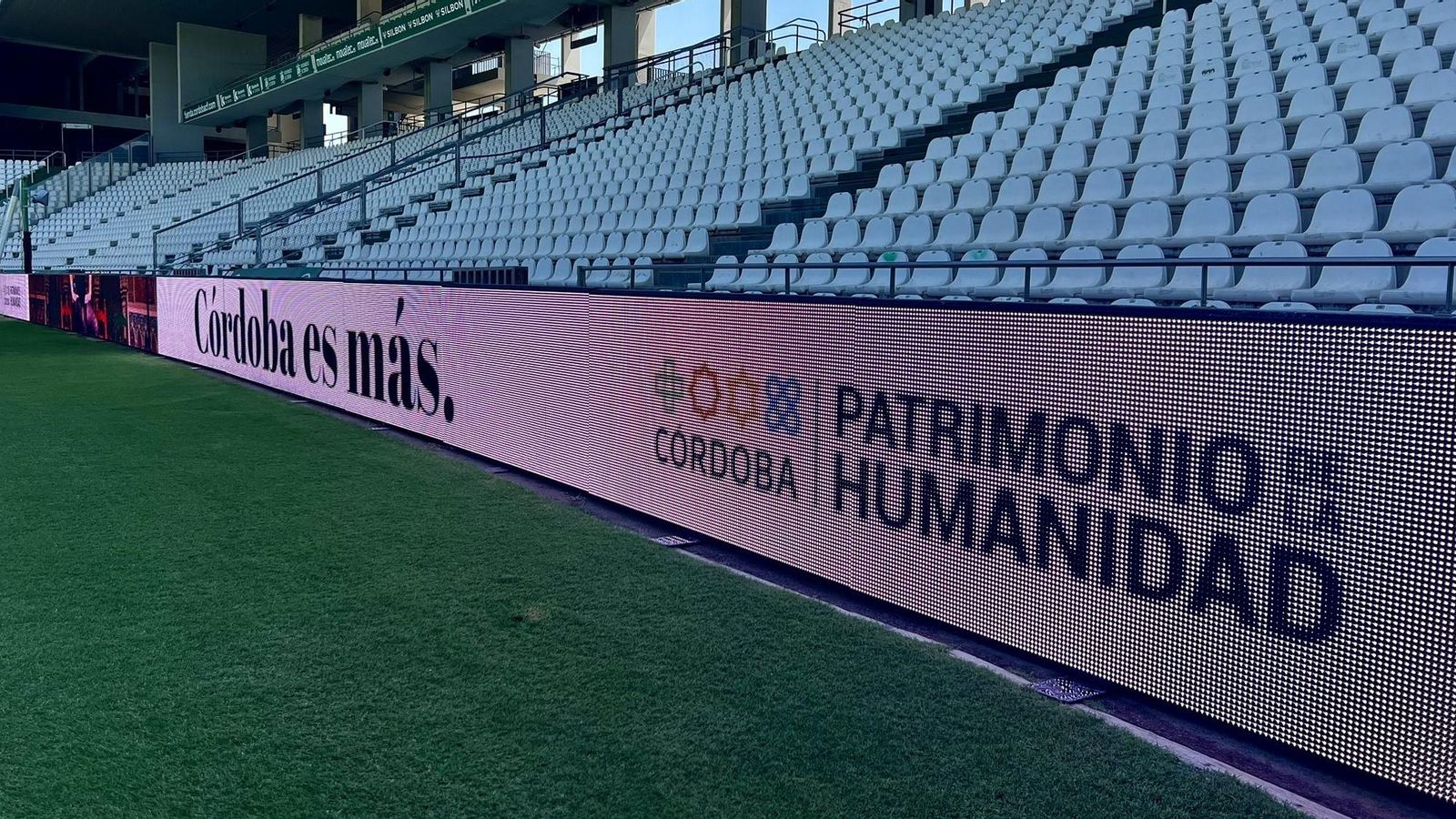 Los panales LED que forman la 'U televisiva' a la altura del Fondo Sur de El Arcángel.