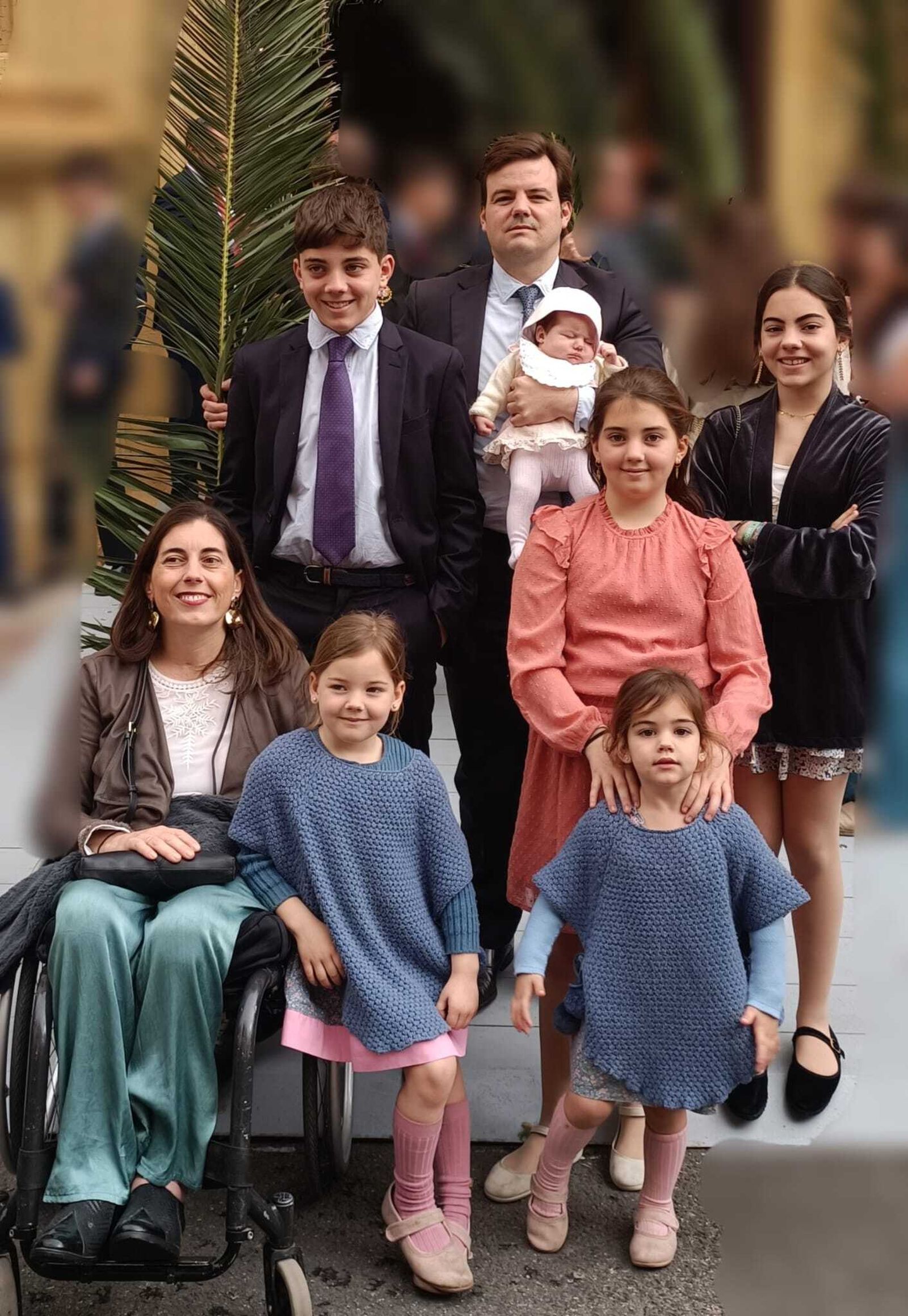 La familia de Inés Guajardo-Fajardo al completo, en una imagen, durante esta Semana Santa en Sevilla.