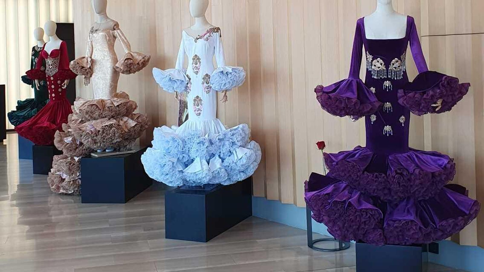 Exposición de moda flamenca en Torre Sevilla