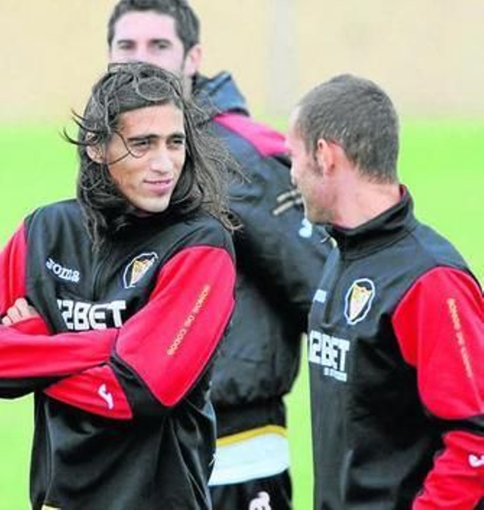 Martín Cáceres escucha a Guarente en la sesión de ayer.